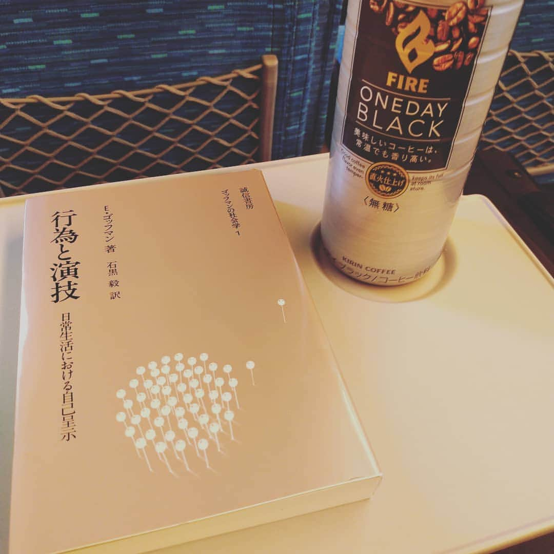 草野歩さんのインスタグラム写真 - (草野歩Instagram)「名古屋の家に向かいます🏘️ 分析方法を模索していて、現在はこの本と格闘中。 難しくて全然読み進められない😫ﾔﾊﾞｲｿﾞ... #beachvolleyball #beach #ビーチバレー #PASONA #パソナ #日本体育大学 #NipponSportsScienceUniversity #NSSU #LuxotticaJapan #ルックスオティカジャパン #athletearomacare #アスリートアロマ #Auter #オーター #大学院 #phd  #phdstudents #コーチ学 #coaching #博士号 #デュアルキャリア」10月5日 7時26分 - kusano_ayumi