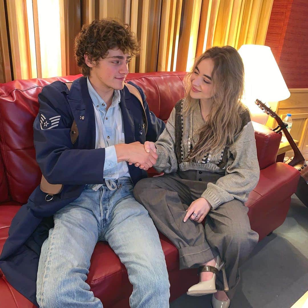サブリナ・カーペンターのインスタグラム：「🤝goin up up up」