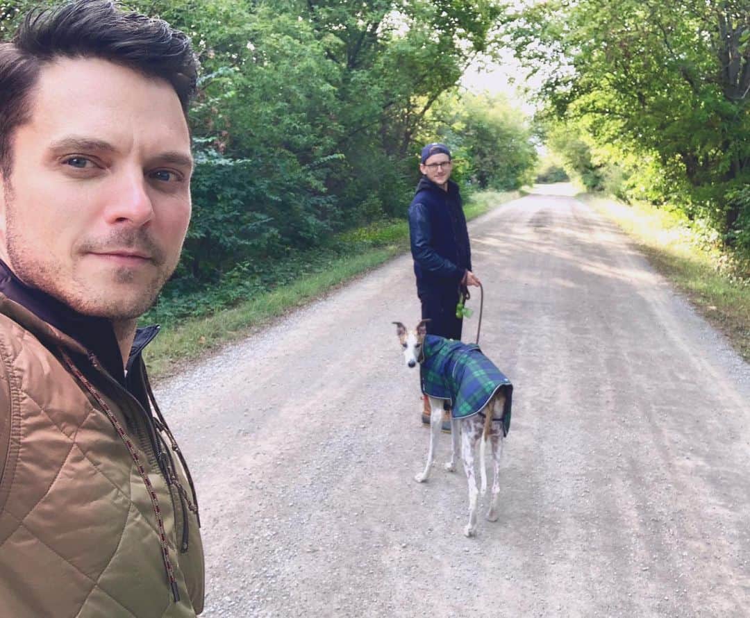 イーライ・リエブのインスタグラム：「🍂🐕🍂」