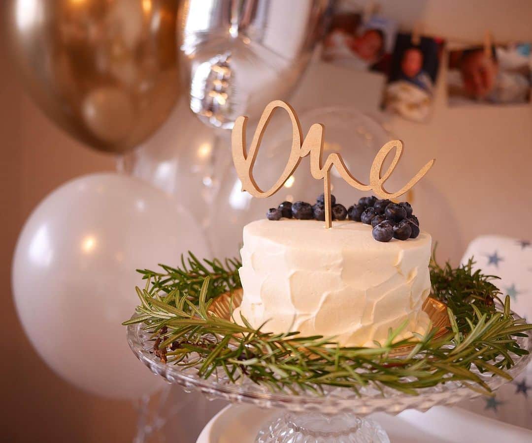 松本亜希さんのインスタグラム写真 - (松本亜希Instagram)「〜1歳の誕生日ケーキについて〜 ・ これは、大人が食べる用に全体の雰囲気に合わせてオーダーしたもの🎂 ・ @threem.official の"one"のトッパーこれ、絶対使いたかった❤️❤️❤️ 字体、色、ボリューム、全て最高にタイプ！ 特別な1歳の誕生日に華を添えてくれました♡ ・ ケーキは大好きな @chocolatrepublic_kobe_official にてオーダーさせてもらいました。 トッパーに合うように、シンプルに上はブルーベリーのみ🍇 中はフルーツいれてもらってます。 側面はお洒落にペタペタしてもらいました♡ ・ 仕上げにローズマリーをセルフで周りに飾ったら、更にいい感じになったかなと自己満です🤪 ・ @threem.official のトッパーは、今回のバルーンでお世話になった @balloonballoon81 でも取り扱いありましたよ！ 実際に見ることできます👀💕 _________________________________________ #happy1stbirthday #1歳 #1歳誕生日 #1stbirthday #1歳誕生日ケーキ #birthdaycake #1stbirthdaycake #chocolaterepublic #ショコラリパブリック #スリーム #threem #ケーキトッパー」10月5日 8時15分 - m_akiron