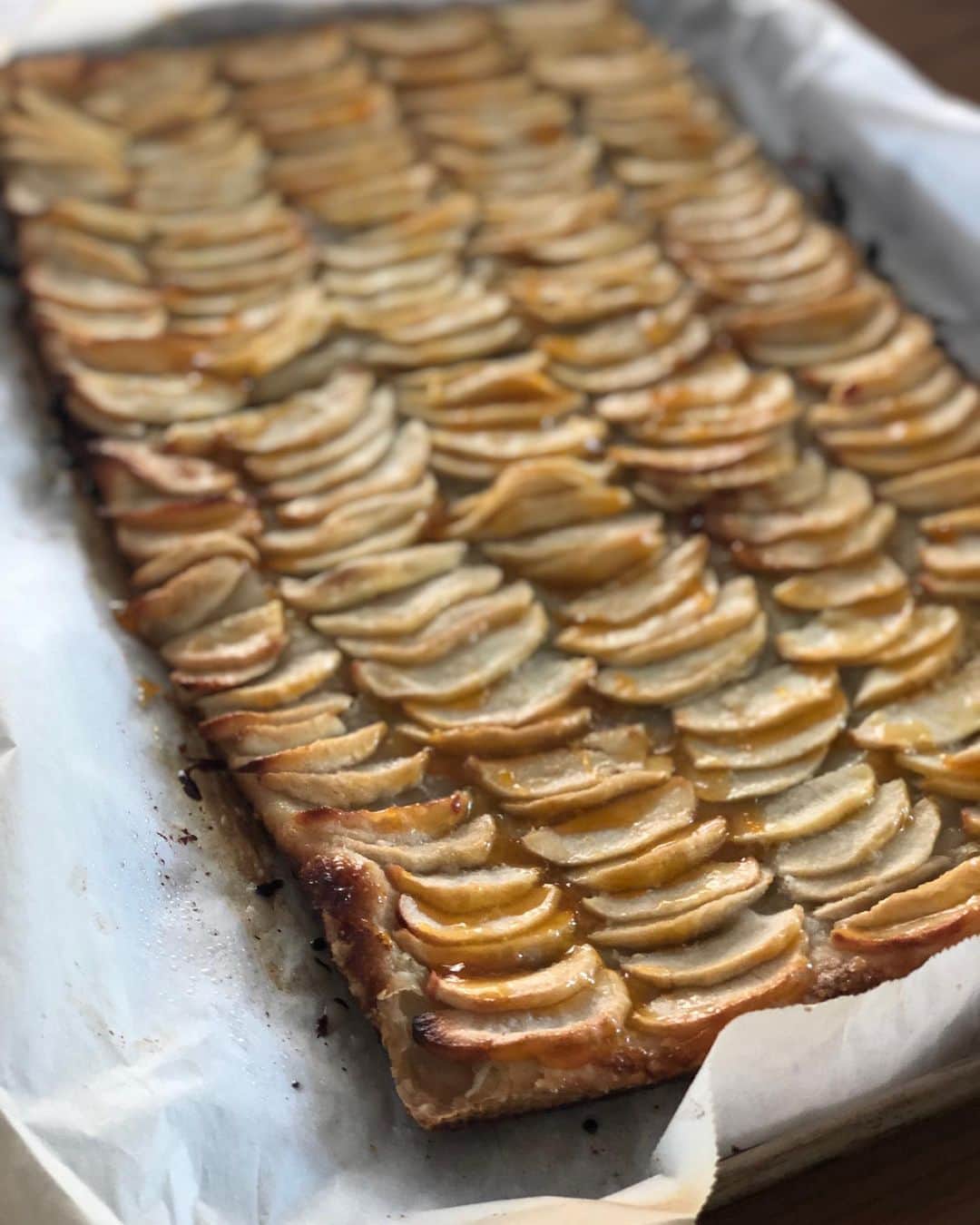 Antonietteのインスタグラム：「Fall has me thinking of all things apple, and this French apple tart has got me working on my core 🍎. 😆 This is an easy dessert to make. Unroll pastry ( frozen or homemade); layer thinly sliced apples on top; sprinkle generously with sugar and pats of butter; bake at 400•F for 45 mins to an hour. When done brush with warm apricot jam diluted with a bit of water or rum. Serve warm. Enjoy! Have a great weekend! 🍁」