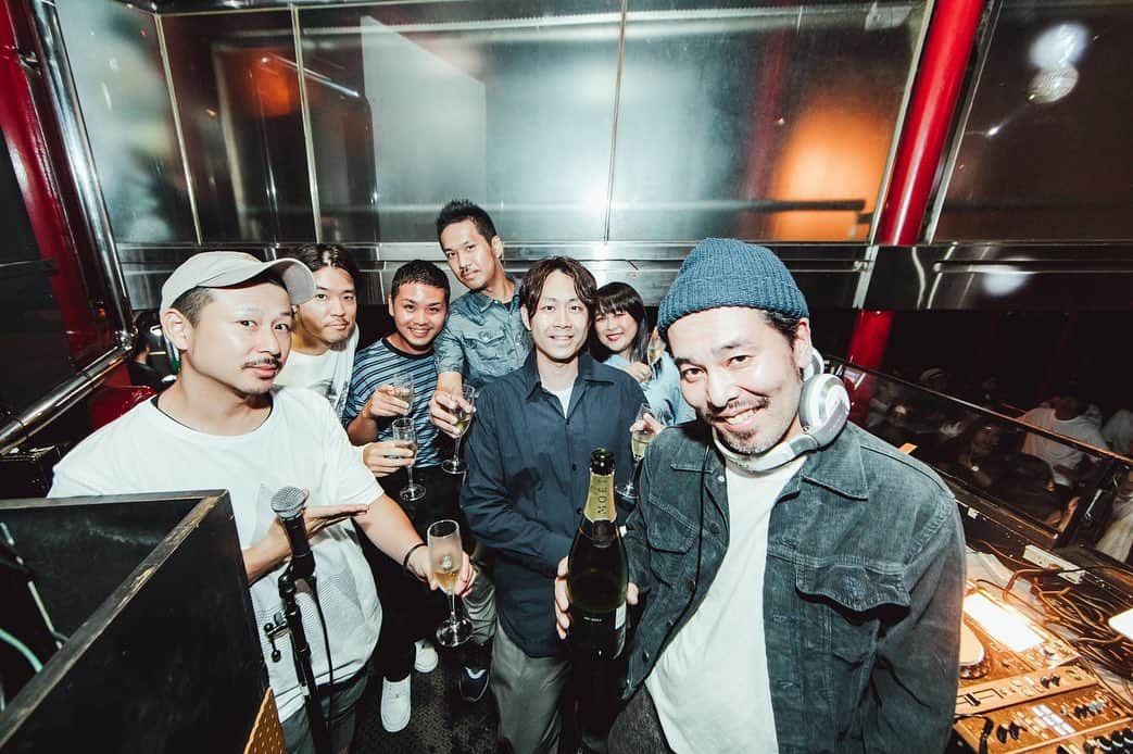 DJ Komoriさんのインスタグラム写真 - (DJ KomoriInstagram)「9.21 Sat. Apple Pie at Bx Cafe﻿ 先月はDJ HARUKIさんのBIRTHDAY BASH！✨ いつものApple Pieに増してHAPPYな空間で最高な夜でした﻿🥳 集まってくれたみなさん本当にありがとう！！﻿ ﻿ そして明日の10.6 SunはMLB Cafe TOKYOでApple Pie -TOKYO URBAN DINER-を開催🇺🇸 OPEN 17- CLOSE 23﻿ お得な前売りチケットは本日土曜まで、もちろん当日エントランスでも入場できます👍 ﻿ 日曜の夕暮れに恵比寿のアメリカンクラシカルなダイナーで、R&B聴きながら美味しいお酒飲みましょう♪﻿ ﻿ #djkomori #applepie_rnb #bitzcam #sugarbitz #clubharlem #tokyonightlife #rnbparty #shibuyanightclub」10月5日 8時37分 - djkomori