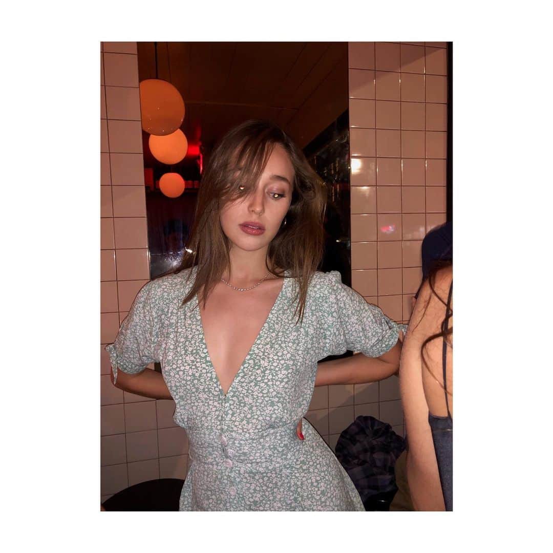 アリシア・デブナム・キャリーのインスタグラム：「One time in New York 💎✨」