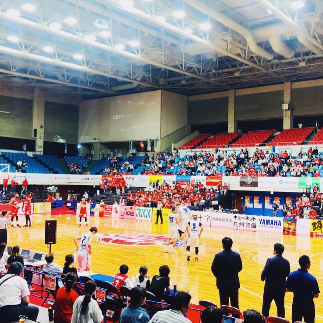 スザンヌさんのインスタグラム写真 - (スザンヌInstagram)「昨日はバスケット🏀観戦🏳️‍🌈﻿ ﻿ みんなキラキラ輝いてて﻿ 素敵でかっこよくて﻿ ブースターの皆さんの想いや掛け声にジーンと感動して、﻿ 応援にも気合いが入りました📣﻿ 特に最後はスタンディングで！！﻿ ﻿ 楽しかったぁ！﻿ さきちゃんあゆちゃん誘ってくれてありがとう🙏﻿ りかさん久しぶりに会えて嬉しかった🌈ゆいは週5.笑﻿ 🍙卵焼き美味しかった💘﻿ ありがとう😊﻿ ﻿ 息子にもなにか頑張る源！みたいになれる夢を持ってほしいな﻿ （バスケット🏀は1度体験に行ったけど体育館の隅でトランプして終わった😂笑）﻿ と改めて感じた夜でした🌛﻿ ﻿ あと嬉しかったのは、﻿ 昔習い事でバトントワリング小、中でしてたから﻿ 昨日ハーフタイム？でバトントワリングの演技が見れてほんっと﻿ 嬉しかった！❤️﻿ また習いたくなりました😍﻿ 男の子のバトンかっこいいね、力強いし😊また見たい！﻿ ﻿ さぁ、今日はお仕事で﻿ 国債について学ぶよ📝﻿ わたしもまだまだ学びたいことがいっぱい！目標を持って頑張ろう🤤﻿ トークショー来てくださる皆さん一緒に学んでたのしくお話ししましょうね😊」10月5日 8時42分 - suzanneeee1028