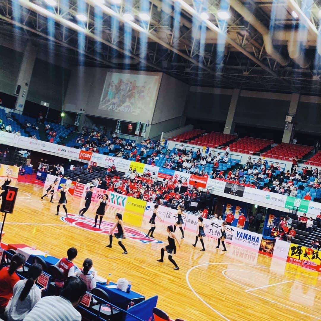 スザンヌさんのインスタグラム写真 - (スザンヌInstagram)「昨日はバスケット🏀観戦🏳️‍🌈﻿ ﻿ みんなキラキラ輝いてて﻿ 素敵でかっこよくて﻿ ブースターの皆さんの想いや掛け声にジーンと感動して、﻿ 応援にも気合いが入りました📣﻿ 特に最後はスタンディングで！！﻿ ﻿ 楽しかったぁ！﻿ さきちゃんあゆちゃん誘ってくれてありがとう🙏﻿ りかさん久しぶりに会えて嬉しかった🌈ゆいは週5.笑﻿ 🍙卵焼き美味しかった💘﻿ ありがとう😊﻿ ﻿ 息子にもなにか頑張る源！みたいになれる夢を持ってほしいな﻿ （バスケット🏀は1度体験に行ったけど体育館の隅でトランプして終わった😂笑）﻿ と改めて感じた夜でした🌛﻿ ﻿ あと嬉しかったのは、﻿ 昔習い事でバトントワリング小、中でしてたから﻿ 昨日ハーフタイム？でバトントワリングの演技が見れてほんっと﻿ 嬉しかった！❤️﻿ また習いたくなりました😍﻿ 男の子のバトンかっこいいね、力強いし😊また見たい！﻿ ﻿ さぁ、今日はお仕事で﻿ 国債について学ぶよ📝﻿ わたしもまだまだ学びたいことがいっぱい！目標を持って頑張ろう🤤﻿ トークショー来てくださる皆さん一緒に学んでたのしくお話ししましょうね😊」10月5日 8時42分 - suzanneeee1028