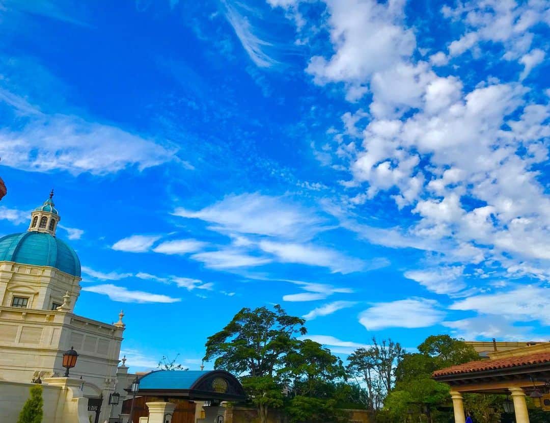 吉山りささんのインスタグラム写真 - (吉山りさInstagram)「空が綺麗☺️ 雲が生きてる💕☁☀️ #sky #instasky #空 #青空 #晴れ  #ピーカン #sea #ディズニー #disney #disneysea #ソアリン #soaring #世界 #世界一周 #world  #感動 #beautiful #view #instagood #instalike #空色 #summer #enjoy 苦手なことは並ぶこと #italia 滞在5時間 #jk #高校生ママ #新アトラクション  #フリーランス #singlemom  #パスポート 高い😂」10月5日 8時54分 - oreorerisa