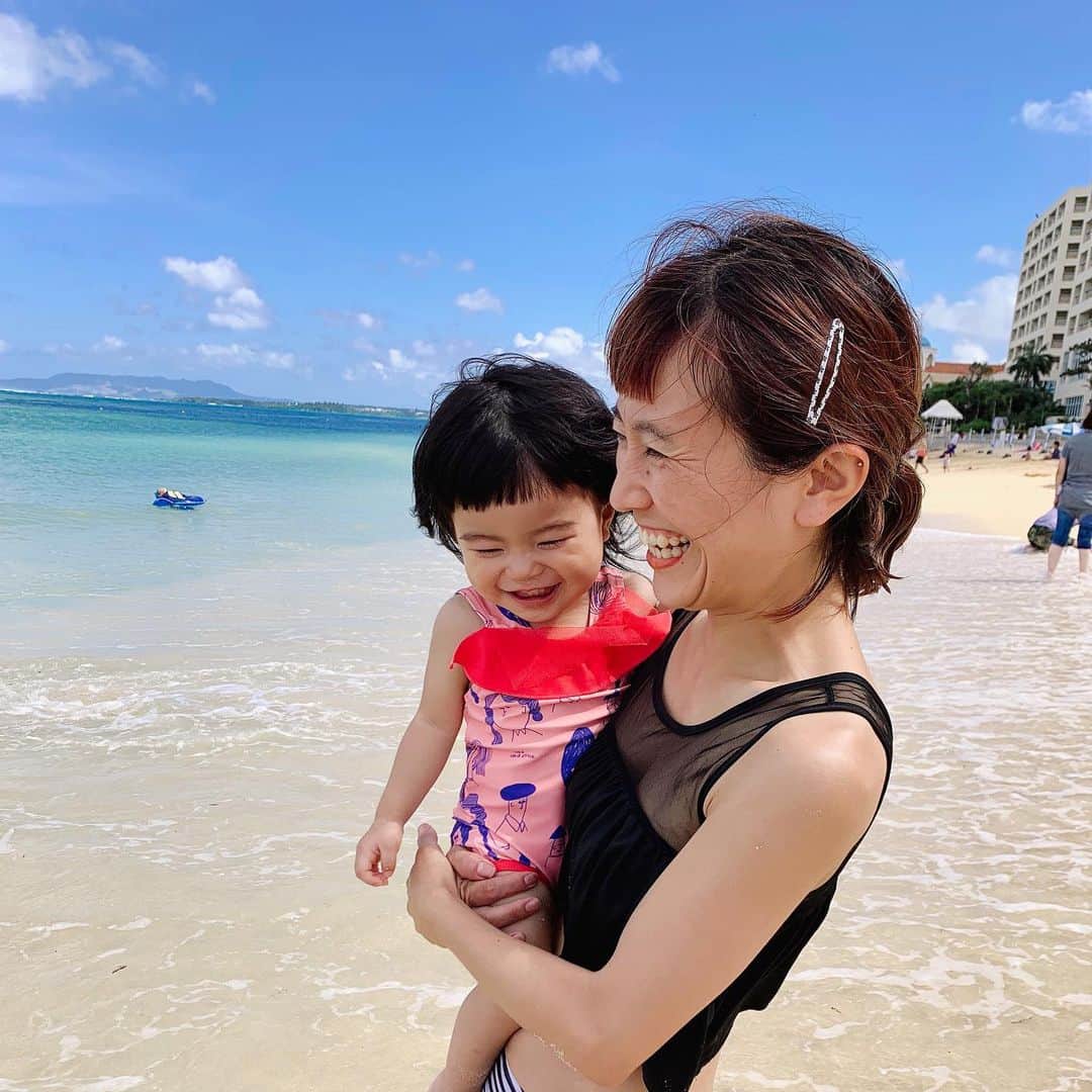 小松美緒のインスタグラム：「はじめての海🏖にしては、  楽しめてよかった♡♡ プロレスラーと言われる水着👙、 母のセンスイマイチでごめん🙇‍♀️ 明日で1歳4ヶ月、早いなぁー  おコト、おめでとう㊗️✨✨」