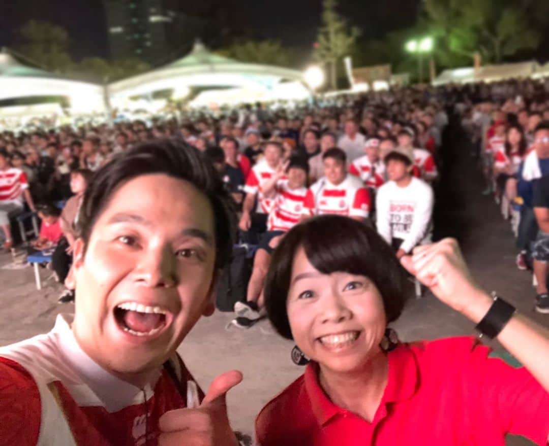 静岡第一テレビさんのインスタグラム写真 - (静岡第一テレビInstagram)「現在放送中！！！！﻿ ﻿ 🏉ラグビーワールドカップ2019日本大会🏉﻿ 「🇯🇵日本代表×サモア代表🇼🇸」 日本代表、初の決勝トーナメントへ！﻿ ﻿ ﻿ 駿府城公園のファンゾーンで﻿ 薫平アナが明日の「Dスポ」の取材&観戦🎉﻿ ﻿ するとそこに﻿ ファンゾーンのステージ司会をしてた﻿ 久保ひとみさんの姿が！😳😳﻿ ﻿ ﻿ 明日の「Dスポ」もチェック👈👈﻿ ﻿ ﻿ #daiichitv﻿ #shizuoka﻿ #現在放送中！！！﻿ #ラグビーワールドカップ2019日本🏉﻿ #日本🇯🇵﻿ #サモア🇼🇸﻿ #薫平アナ﻿ #久保ひとみ﻿ #取材&観戦！﻿」10月5日 19時56分 - daiichi_tv