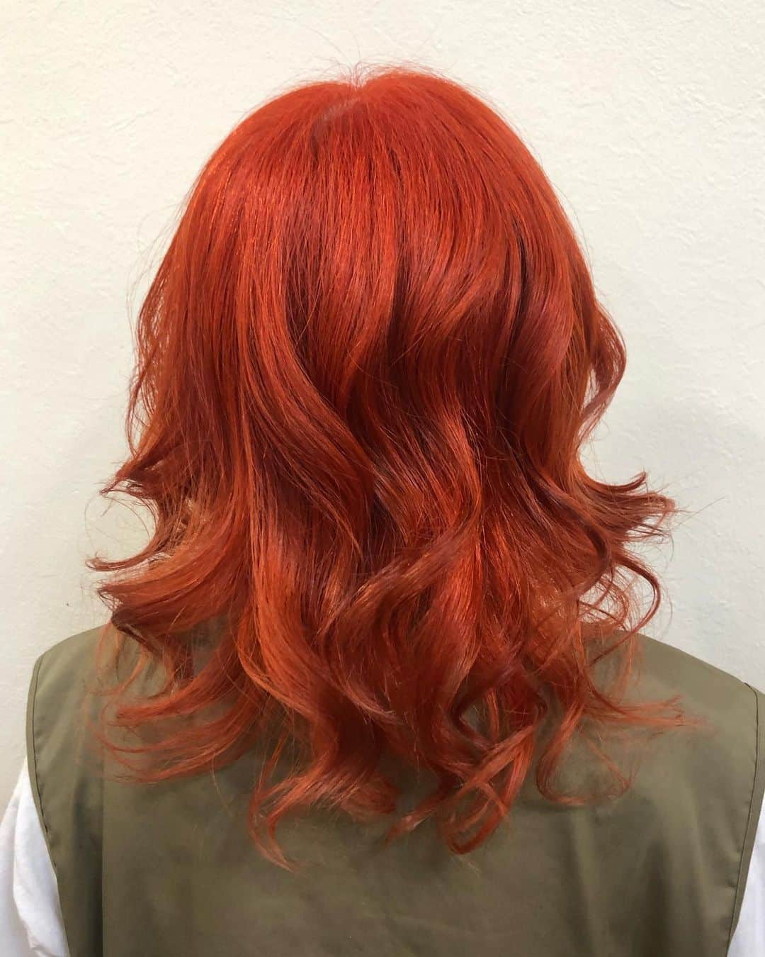 salon PRATiNO(サロンプラチノ)のインスタグラム：「. 🧡🎃オレンジカラー🎃🧡. . もうすぐHELLOWEEN🎃👻👿 お客様がHELLOWEENで 仮装をするそうで、そのリクエストに応じて オレンジカラーに🎃🧛‍♂️👻 全頭ブリーチをして明るくした後に 発色の良いカラー剤を使って 派手なオレンジにしました‼️ 前髪はオン眉にして個性派可愛い オシャレなスタイルに変身💞 . . 【CLAVIS PRATINO】 ◇月曜日～土曜日 11:00～20:00 ◇日曜日 11:00～18:00 ※定休日なし ※時間外はお問い合わせください。 愛知県名古屋市中区錦3-4-19石垣ビル７Ｆ ☎︎052-962-7017 . #hairstyle #hair #cornrow #braids #clavispratino #spiralperm #pratino #hairsalon #nagoya #haircolor #love #派手髪 #外国人風カラー #バレイヤージュ #グラデーション #コーンロウ #ブレイズ #スパイラルパーマ #特殊ヘア #ブラックヘア #美容室 #ヘアサロン #ヘアスタイル #ヘアカラー #クラビスプラチノ #名古屋 #栄 #錦#チャッキーカラー」