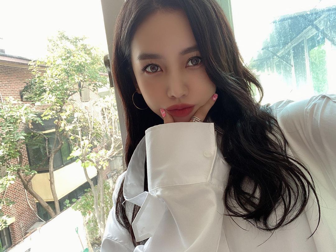 megbabyのインスタグラム：「お仕事で韓国きてるよ🥼✨ @megood__beauty の化粧品みんなストーリーしてくれてありがとう✨😭メグットインスタライブは何時くらいにしたらみんな見れるかな？🥺」
