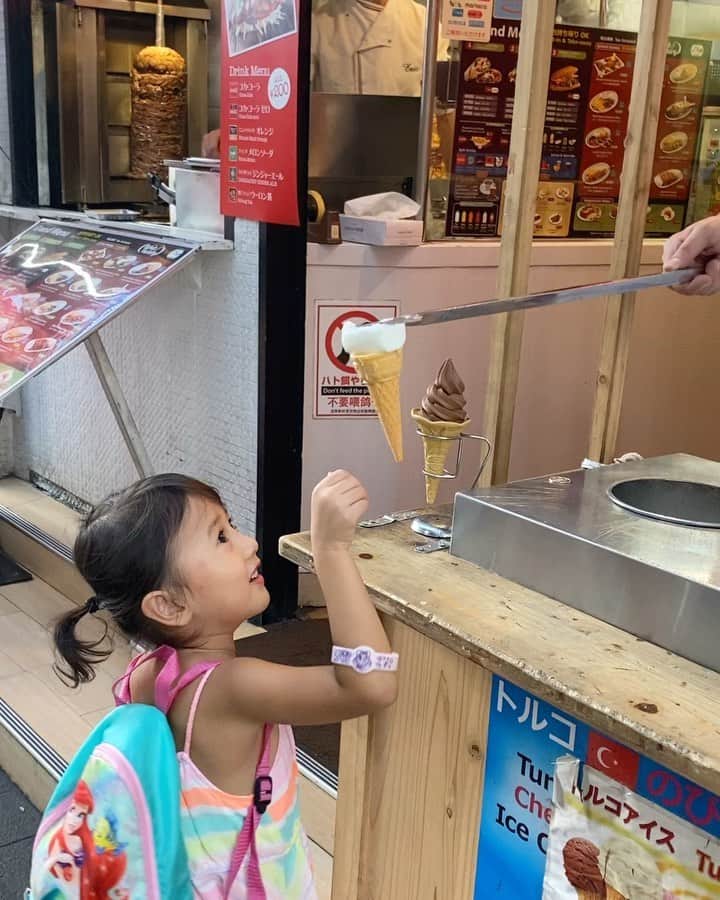 橋本麗香のインスタグラム：「浅草に足を踏み入れて🏮 先ずはトルコからの洗礼🇹🇷🙏🏻🍦 ． 君はhappyを呼ぶね🤣🤣🤣🤣 #きゃーちゃん0219」