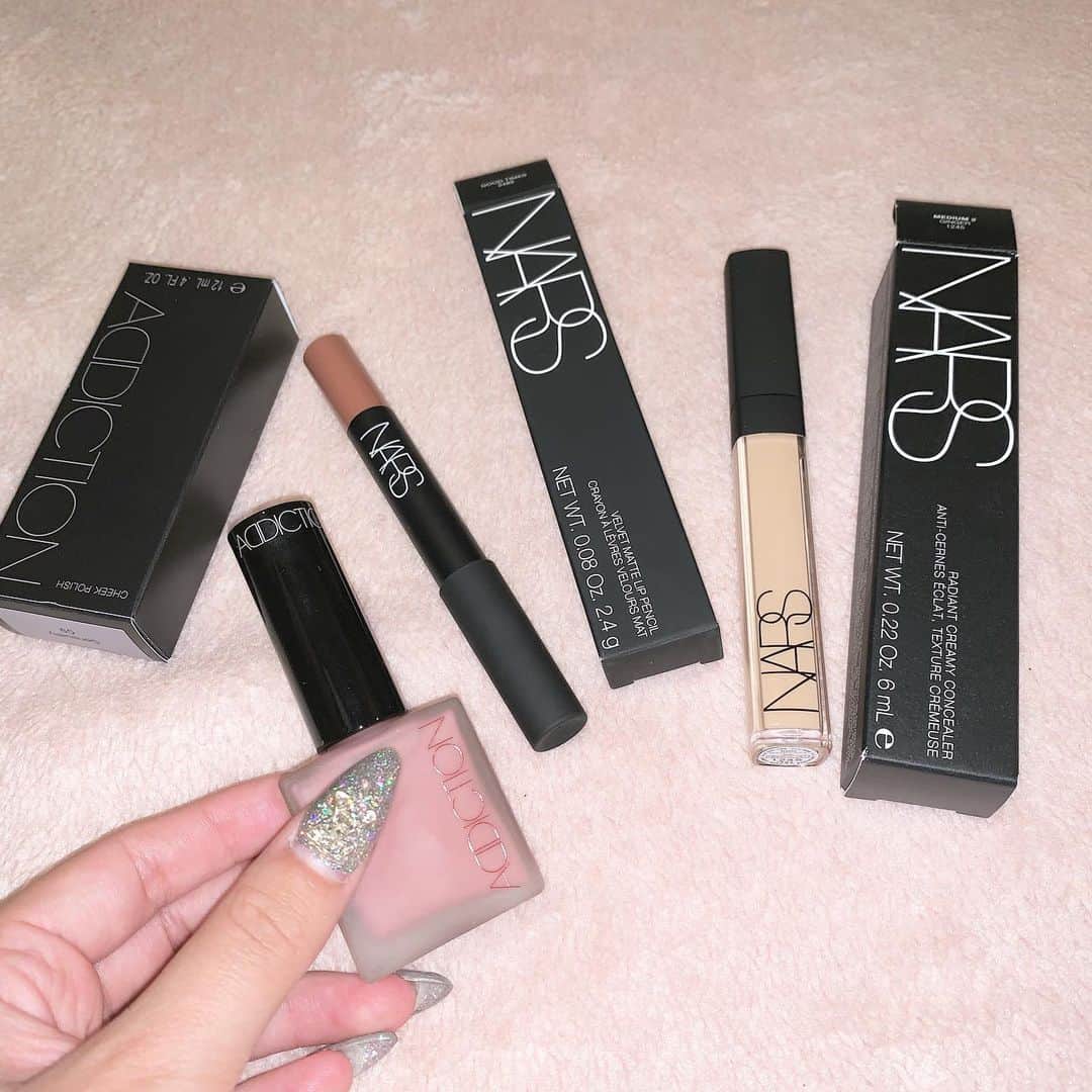 アンジェリカのインスタグラム：「♡ . ƝEW👄💋 NARSのコスメは何気に初めて買ったよ~♡ ADDICTIONでは肌馴染みのいいpinkのちーくを購入♡ . ♡ .  #nars #addiction #コスメ #購入品 #デパコス #コンシーラー #リップ #チーク #shopping #saturday」
