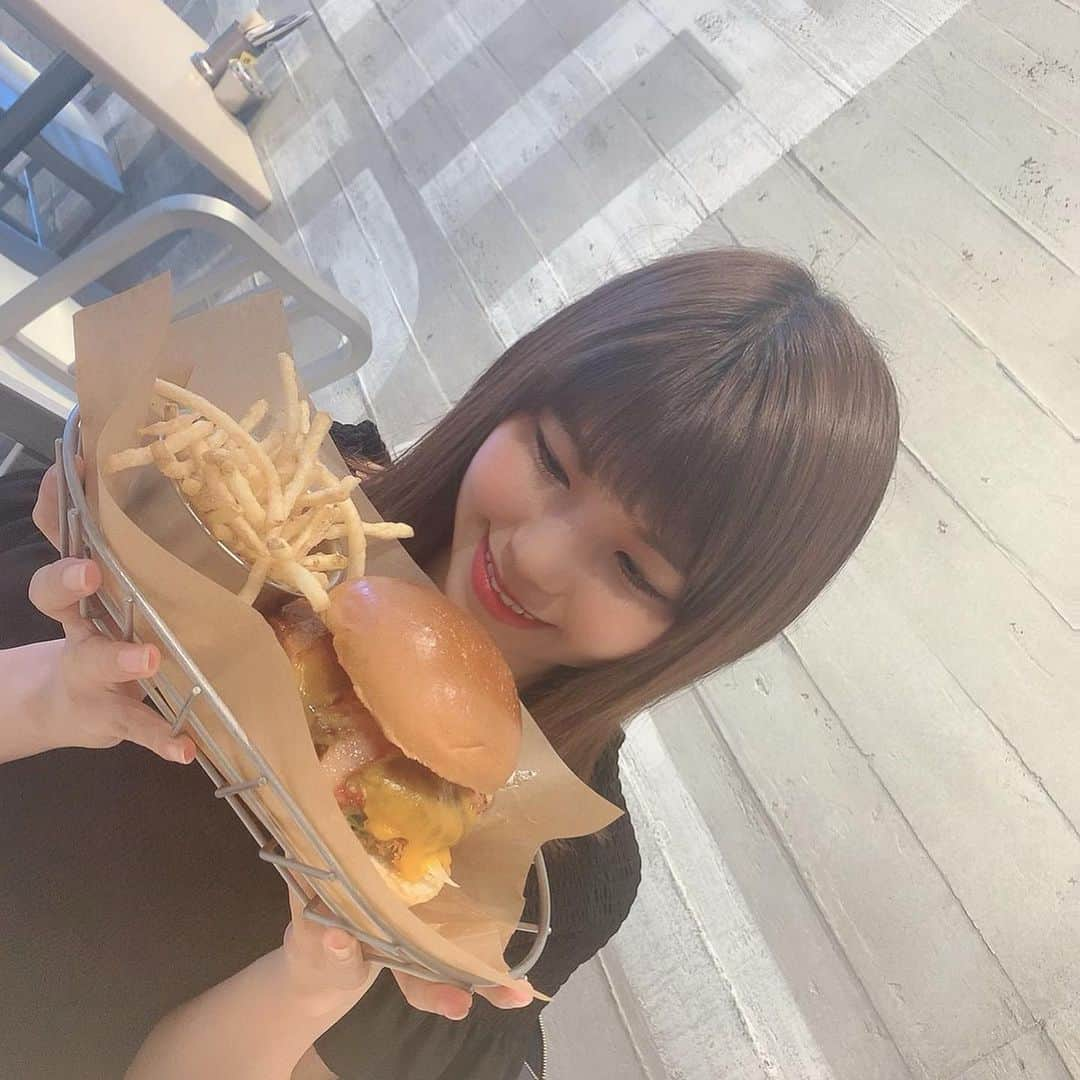 天野なつさんのインスタグラム写真 - (天野なつInstagram)「. 食べることはやめられないんですが、、、 いいダイエット教えてください🤥 . (２枚目入らんやったけん顔半分w) . #マークイズ #チーズ #ハンバーガー #cheese #humberger #jsbergerscafe #lunch .」10月5日 18時36分 - natsu_amano