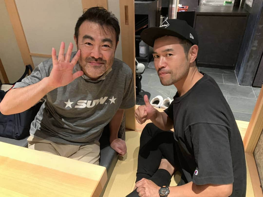 ニッチロー'さんのインスタグラム写真 - (ニッチロー'Instagram)「お兄ちゃんプロデュースの銀座のしゃぶしゃぶ屋さんのランチに家族で行ってきました❗  ランチはカレーそばのみ❗  このカレーそばがめっちゃ好み❤️ 塩むすびとカレーそば最強💪  銀座でセットにドリンク付いて900円とは👍  お兄ちゃんとコニッチロー初合わせも出来て良かった🎵  #八伍汁忢  #しゃぶしゃぶ #カレーそば #塩むすび #銀座 #銀座ランチ #鈴木一泰 さん #お兄ちゃん #お兄ちゃんプロデュース  #カレー伝導師  #ニッチロー’ #コニッチロー」10月5日 18時37分 - nicchiro5.1