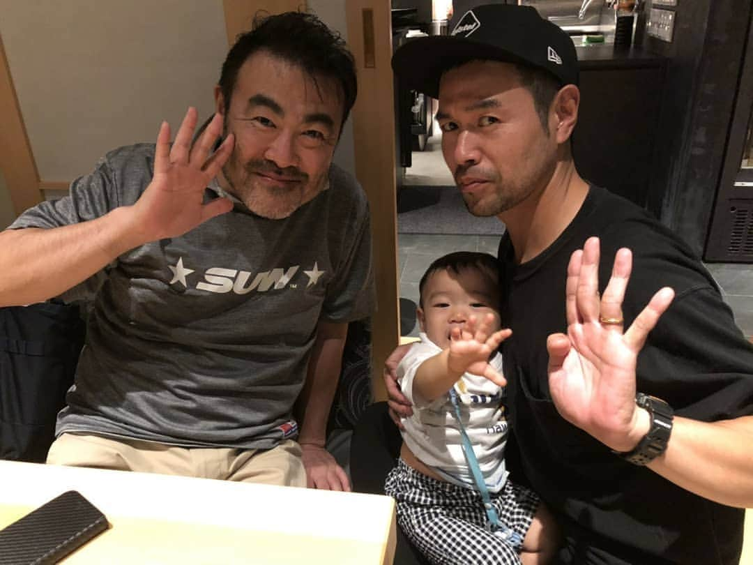 ニッチロー'さんのインスタグラム写真 - (ニッチロー'Instagram)「お兄ちゃんプロデュースの銀座のしゃぶしゃぶ屋さんのランチに家族で行ってきました❗  ランチはカレーそばのみ❗  このカレーそばがめっちゃ好み❤️ 塩むすびとカレーそば最強💪  銀座でセットにドリンク付いて900円とは👍  お兄ちゃんとコニッチロー初合わせも出来て良かった🎵  #八伍汁忢  #しゃぶしゃぶ #カレーそば #塩むすび #銀座 #銀座ランチ #鈴木一泰 さん #お兄ちゃん #お兄ちゃんプロデュース  #カレー伝導師  #ニッチロー’ #コニッチロー」10月5日 18時37分 - nicchiro5.1