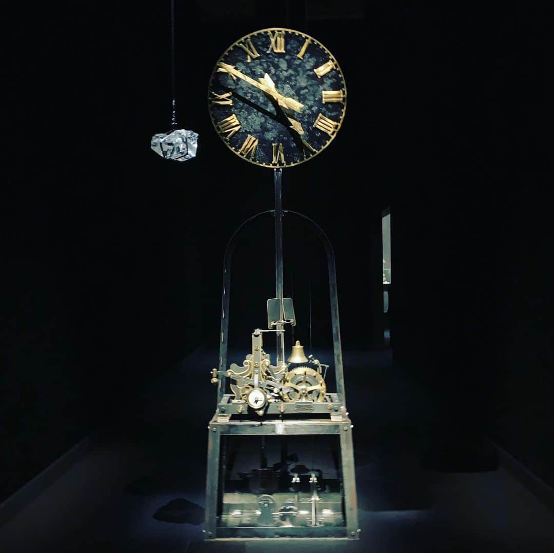 西田善太さんのインスタグラム写真 - (西田善太Instagram)「国立新美術館「カルティエ、時の結晶」展の入り口で待ち構える逆光時計。戻って佇んで音を聞いた。逆行する音を。 #カルティエ #時の結晶展」10月5日 18時39分 - zentanishida