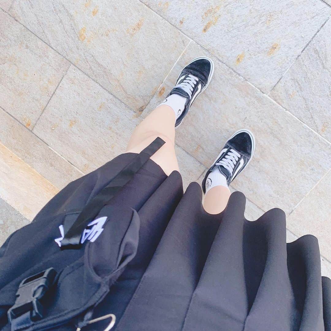 宮里莉羅のインスタグラム：「モノクロコーデもいいね。  #17kg #VANS#ootd#ストリートファッション」