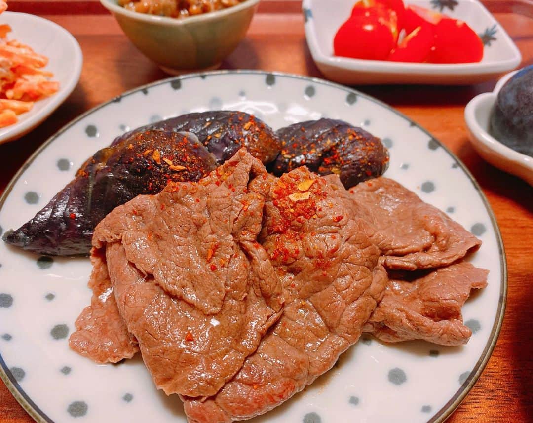 麻亜里さんのインスタグラム写真 - (麻亜里Instagram)「茄子と牛肉は無添加のめんつゆで味付けをして最後に七味をパラパラ☺️ 鯛めしがあるので普段よりお肉は少なめに👍🏻 . #麻亜里ごはん」10月5日 18時44分 - maari.0108
