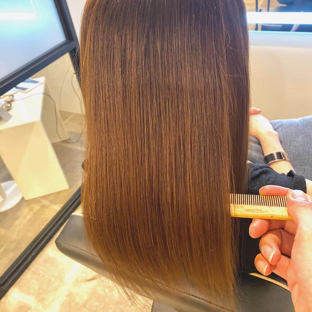 亜里沙さんのインスタグラム写真 - (亜里沙Instagram)「#hairtreatment #ミネコラトリートメント @rr_salon.aoyama  最近はあまり巻かずにストレートヘアブームです。そのためには髪をサラサラにしなきゃいけないからトリートメントに通ってお力お借りしてます。 クセっ毛で広がりやすい髪質だけどミネコラでサラサラになったよ。ケビンさんと🤗ありがとうございました♡ ・ #rrsalon #トリートメント #hairsalon」10月5日 18時45分 - alisa_0302