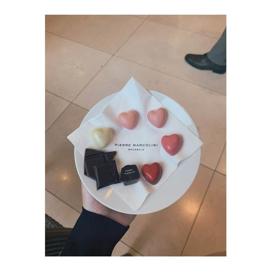 Macoto Tanaka 田中真琴さんのインスタグラム写真 - (Macoto Tanaka 田中真琴Instagram)「. #pierremarcolini  大好きなチョコレート屋さんのピエールマルコリーニの2020バレンタインデーホワイトデーの新作発表会に呼んで頂きました🧝🏻‍♀️💓 場所は駐日ベルギー王国大使館🇧🇪 2人でそわそわしながら、美味しすぎるチョコと空間味わいました🥰 写真2枚目、念願のピエールマルコリーニさんにも会えてとっても幸せでした🥺 マルコリーニボンボニエールとグラデーションクール絶対買うって決めました🤤発売は年明けてから。 #ただのプライベートです 笑 #ベルギー王国大使館 #ピエールマルコリーニ #バレンタインデー #チョコレート」10月5日 18時47分 - mac0tter