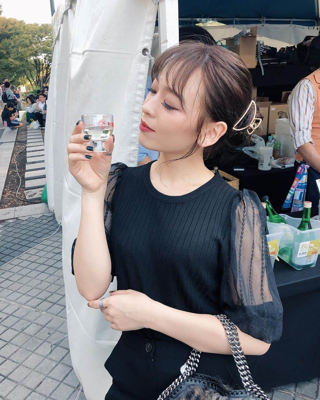 古川貴絵さんのインスタグラム写真 - (古川貴絵Instagram)「日本酒片手に、、本日はブラックコーデ❤︎ 秋酒祭がやってたので行ってきたよ🥺 バックは昨日のアウトレットで買ったもの❤︎ #fifth #fifthtl #フィフス #チュールレーススリーブニット #カジュアル #ニット #パンツコーデ #平均身長コーデ @fifth_store」10月5日 18時49分 - _kiegram