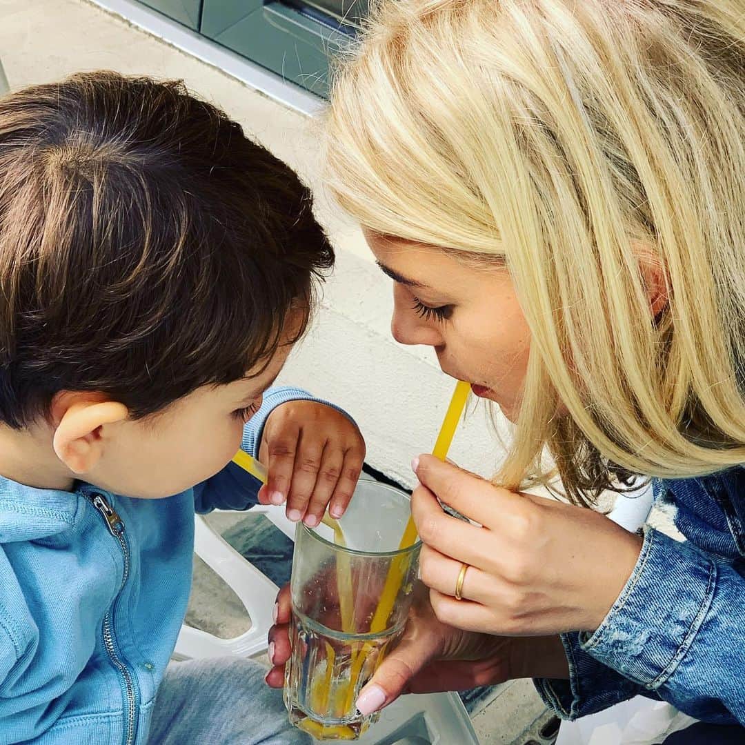 サミ・アラギのインスタグラム：「🍊 Love 👩‍👦❤️」