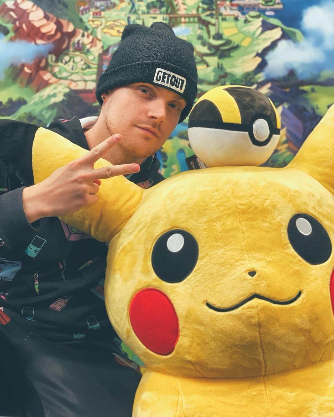 iBlaliのインスタグラム：「Chillin' with ma homes pikapika at the pokemon company in london city scurr」