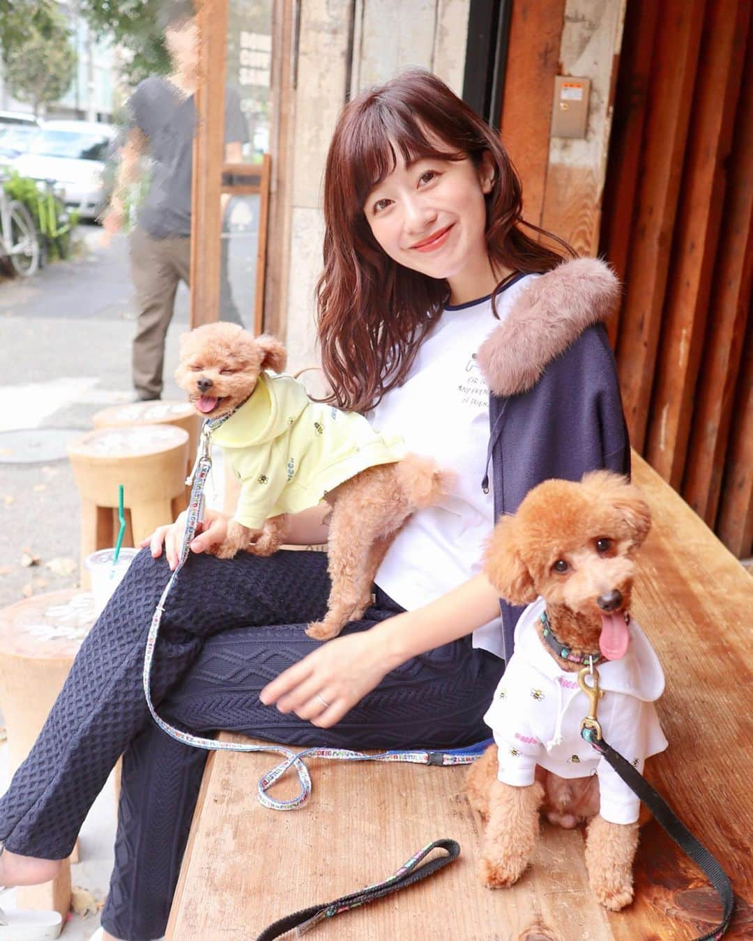 水野佐彩さんのインスタグラム写真 - (水野佐彩Instagram)「・ ゆるりゆるり🐶💕 たまらなく愛おしい息子たち🐶🐶 (今日のことはまた書きます📝❤️) とにっかく顔がパンパンだったので 1週間の終わりを ルポルテで締めくくりました💆🏻‍♀️ 自分ではどうにもならないところまで しっかりほぐしてもらえてスッキリ🥺✨ せっかく治ったニキビも 先日のポテチとカップ麺でできちゃって(当たり前かw いろいろ不調なわたしですが 気持ち入れ替えて頑張ります🐷❤️ 1週間 お疲れ様でした😊✨✨ #coordinate tops#fila31philliplim @filausa  pants#laymee @laymee_official  outer#mischmasch @mischmasch_official  bag#apolis @apolisjapan  omochiohagi#chicc @chicc_official  #sサイズコーデ #153cmコーデ #おちびコーデ #おちびの輪 #秋コーデ #おさんぽコーデ #リラックスコーデ」10月5日 19時17分 - saaya_mizuno