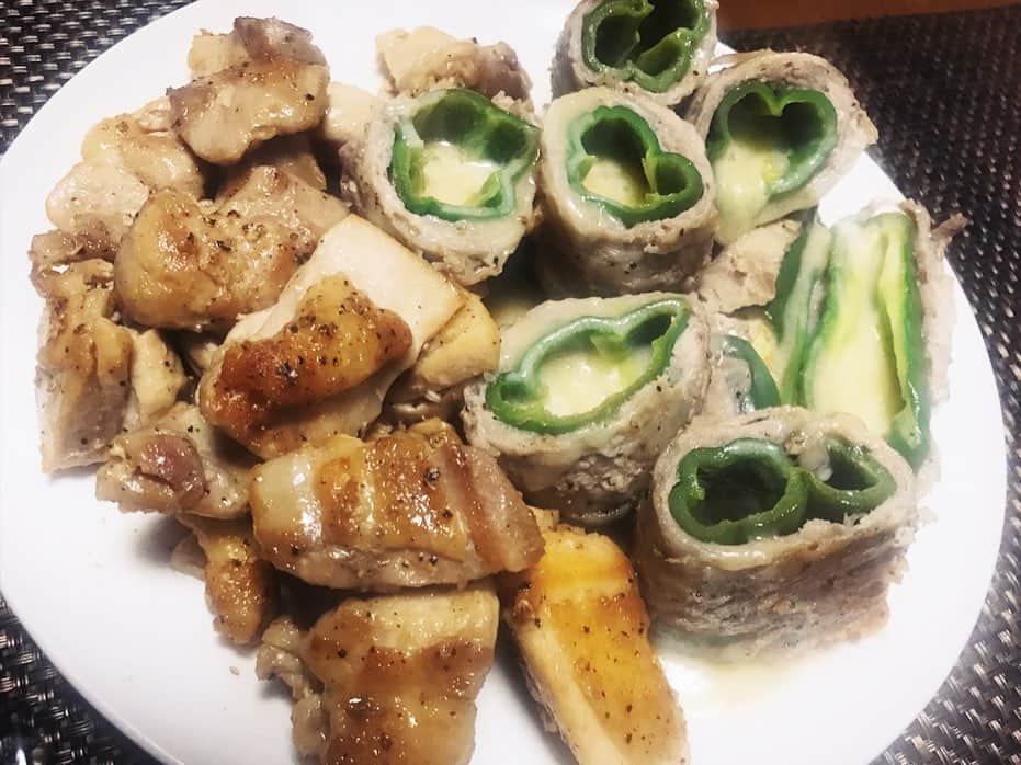 高橋ユウさんのインスタグラム写真 - (高橋ユウInstagram)「たんぱく質dinner ・ピーマンのチーズ詰め豚巻き ・焼き鳥 #高橋さんちのユウ飯 と言っちゃいけないかも😂 ひろくん @hirotakaurabe がピーマンにお肉を巻いて焼いてくれました✌︎ お肉が焼ける前に、いつもの ネバネバ小鉢も食べました🙏」10月5日 19時12分 - takahashiyu.official