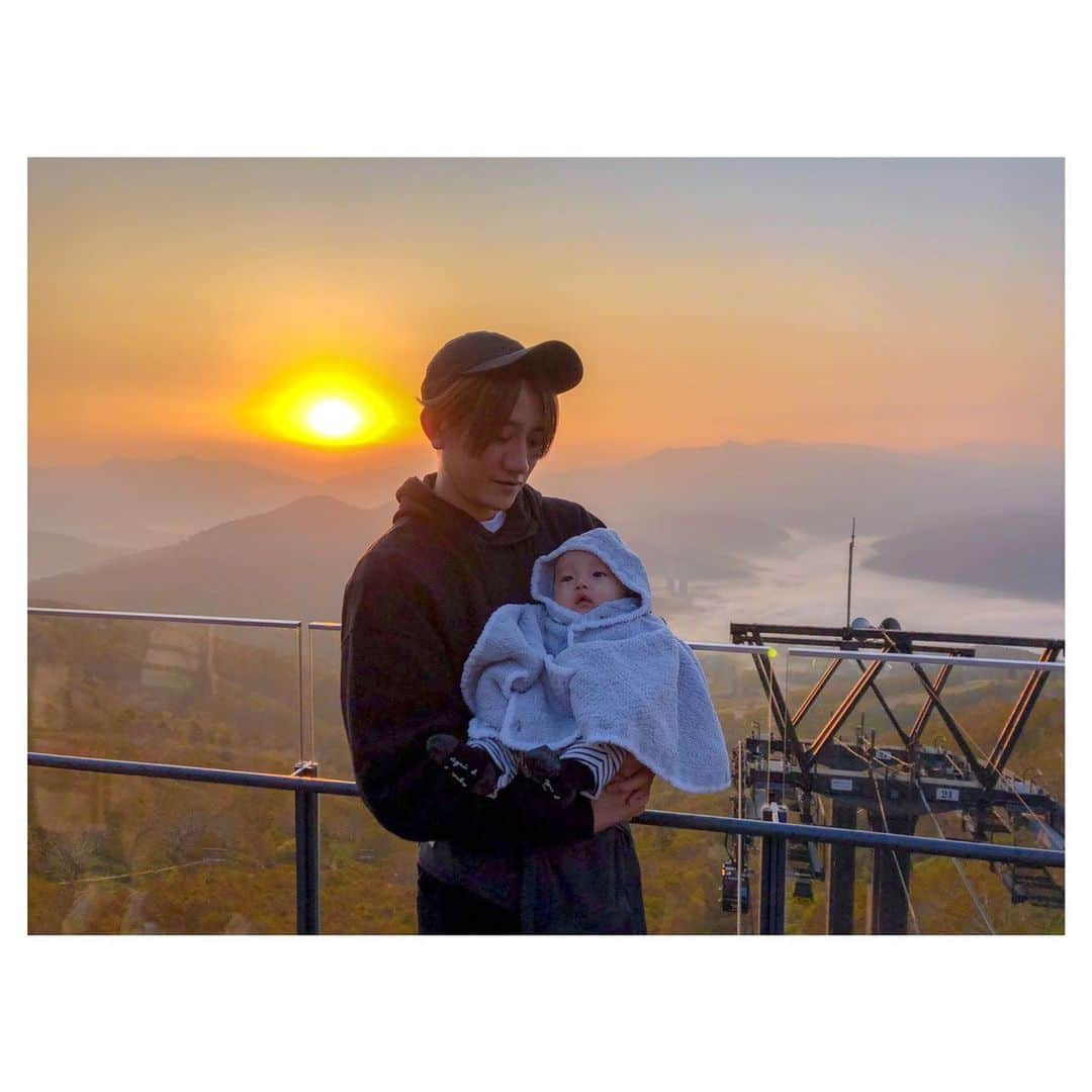 前原穂高のインスタグラム：「北海道旅行の思い出📷写真編！ おいしいものたくさん食べたし 早起きして朝日と雲海も見れたし、 北海道満喫できました🦀 いつもおうちゃんとなかなか遊ぶ時間がつくれないから この旅行で懐いてくれて嬉しいな〜😍 ㅤㅤㅤ #北海道旅行」
