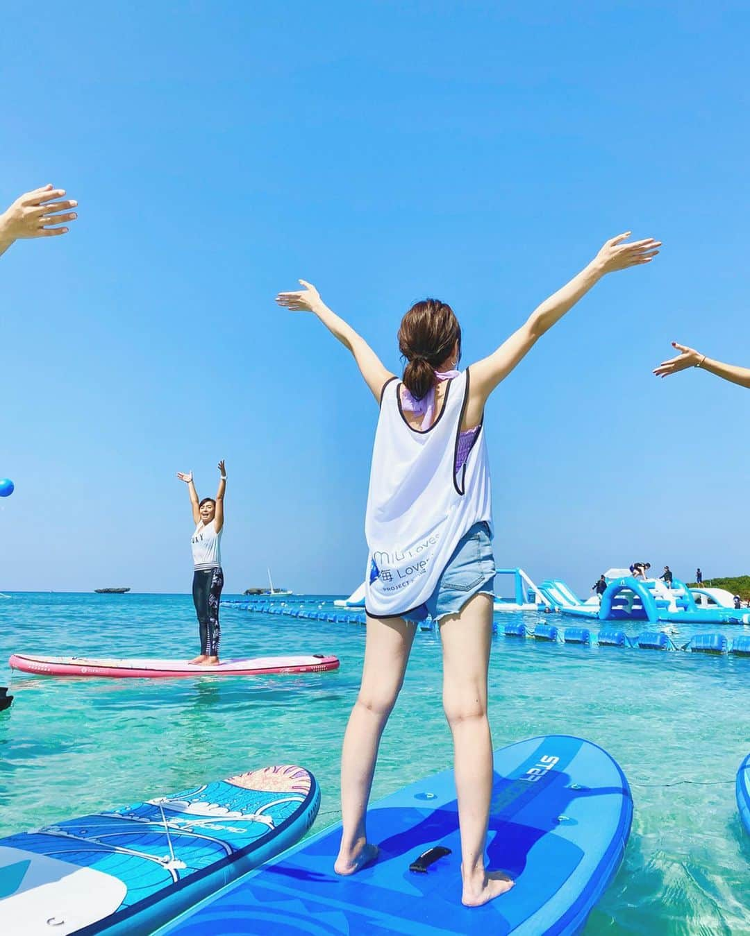 黒田真友香さんのインスタグラム写真 - (黒田真友香Instagram)「in 沖縄なう〜🌺 ・ ・ 今日は沖縄で、ダイドーさんのSUP試乗イベントに参加してきました😍フォロワーさんとも会えたり、SUPとSUPヨガも初めてやったりでめっちゃ充実！ 海にドボンしまくったので 体が疲れました。笑 ・ ・ けど綺麗な海に最高な天気、 素敵な1日を過ごせました！  ダイドーさんのお水、miuは 海洋深層水由来のお水でミネラルが豊富なの！　海洋深層水ってスキンケアでもよく使われる成分だから 美肌のためにお水飲んだりする時にいいね🙆‍♀️ ・ ・ 今日の様子はストーリーに沢山アップしてるので見てね☺️❤️ ・ ・#ダイドー　#ミウ　#SUP #pr」10月5日 19時16分 - kurodamayukaxx