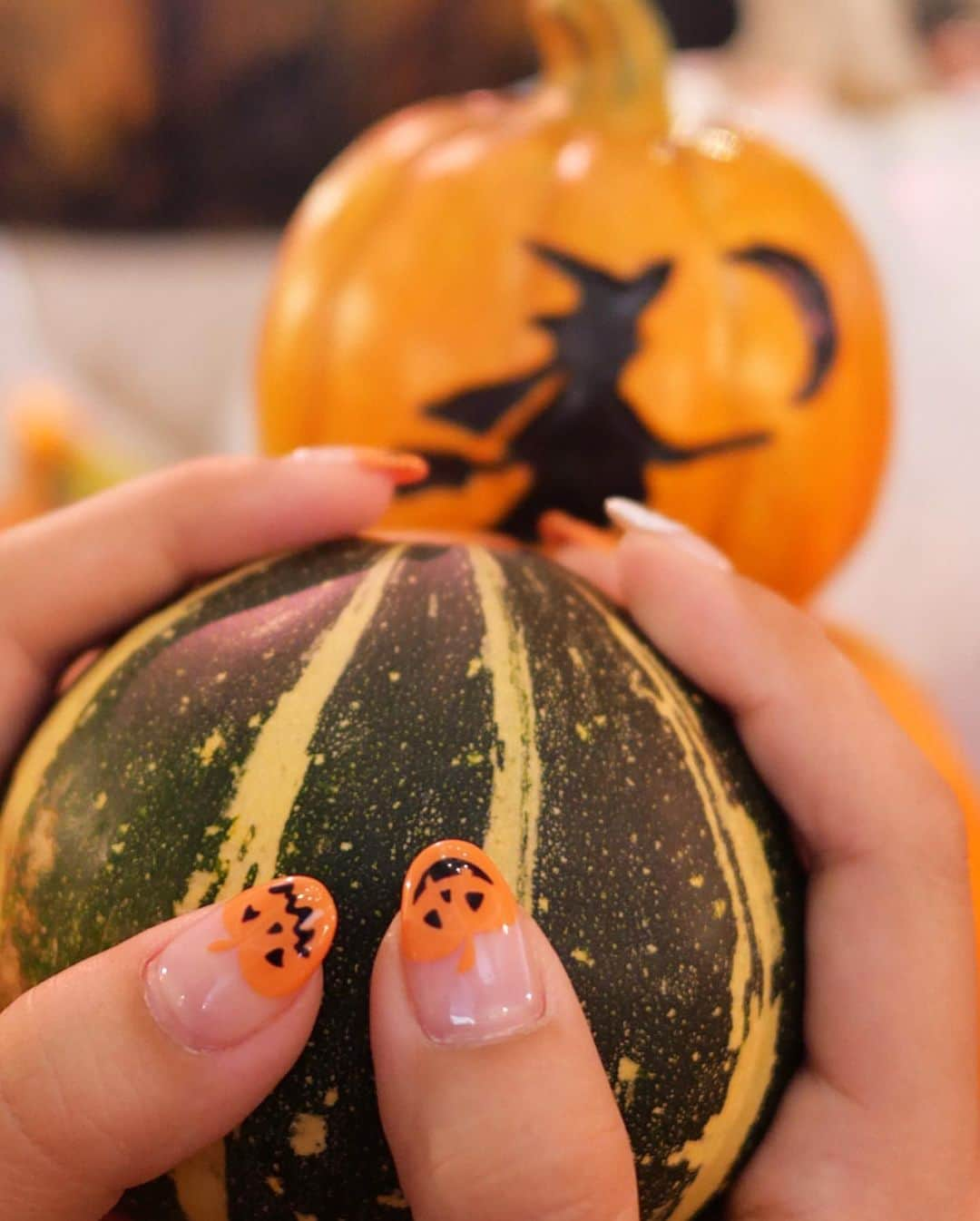 まゆまゆさんのインスタグラム写真 - (まゆまゆInstagram)「. ハロウィンネイル👻🎃💅 どんなネイルをお願いしても サラッと素早く理想通りにしてくれる♡ @mariafiiin さん💅 #ハロウィンネイル  #ネイル#nail#newnail #パンプキンネイル  #季節ネイル#ネイルデザイン #シルクドリバー #神戸#元町#ネイルアート #nailart #まゆまゆのネイル @silkderiver」10月5日 19時26分 - 7mayu2mayu