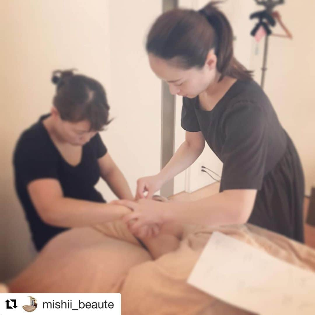 高橋ミカさんのインスタグラム写真 - (高橋ミカInstagram)「#Repost @mishii_beaute with @get_repost ・・・ 11月の講習会のお知らせです！！ ・ ・ ・ 🔸11月6日(水)14時〜16時 ベーシックフェイシャルマッサージクラス 🔶11月13日(水)14時〜16時 デコルテ・ネック・肩マッサージクラス 🔶11月20日(水)14時〜16時 下半身マッサージクラス 🔶11月27日(水)14時〜16時 小顔マッサージクラス ・ ・ ミッシィボーテの講習会は、技術を増やしたいご経験者の方や、自分自身や家族、友達にマッサージできるようになりたい！という未経験の方など、どなたでもご参加頂けます😆 少人数制でじっくりお教えいたしますので、お気軽にご参加くださいませ❤️ 詳しくはお問い合わせください！  ミッシィボーテ ☎︎03-3400-0812 LINE ID→@ mishii(2枚目のQRコードを読み取りください) ホームページからもお問い合わせ可能です！  #高橋ミカ#ミッシィボーテ#エステ #講習会#少人数制#ボディ#フェイシャル #未経験者大歓迎#経験者大歓迎」10月5日 19時35分 - mikatakahashi1971