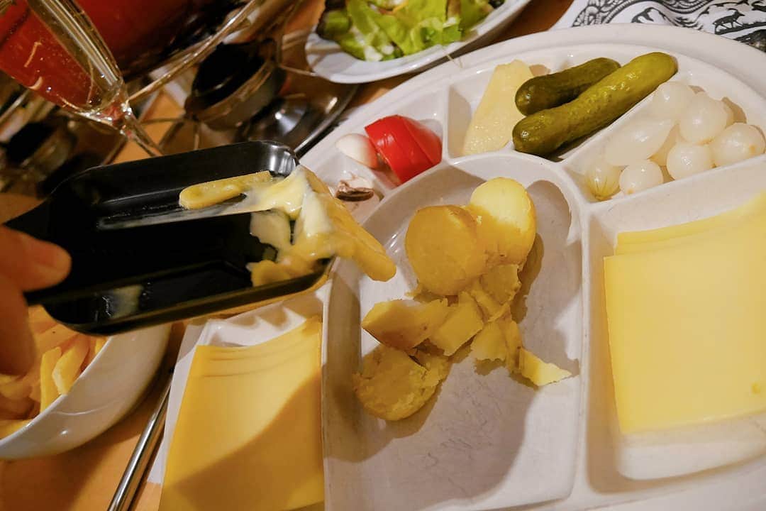 芳美リンさんのインスタグラム写真 - (芳美リンInstagram)「スイスと言ったら！﻿ ﻿ やはり外せないのは#チーズフォンデュ ♥﻿ ﻿ トロットロのチーズをはふはふ言いながら食べる幸せときたら✨﻿ ﻿ チーズフォンデュだけでも濃さや種類があるようで、丁度よい、パーフェクトなお味。﻿ ﻿ #ラクレット　#ミートフォンデュ　（しゃぶしゃぶみたいに食べるの）﻿ ﻿ スイスの伝統料理をたっぷり味わいました✨﻿ ﻿ ADLER'S SWISS CHUCHI﻿ ﻿ #行列のできる人気店　でした☺﻿ ﻿ ﻿ @swissdelice_jp﻿﻿ #スイスデリス#ロスティ　﻿﻿ #スイスデリスアンバサダー﻿﻿ #おいしい時間をスイスから ﻿﻿ #スイスデリス﻿﻿ #swissdelice﻿﻿ #ADLERSSWISSCHUCHI﻿ #スイス#スイス旅行#スイス料理﻿﻿ #Switzerland﻿﻿ #チューリッヒ﻿﻿ #Zürich#﻿ #Schweizerische﻿﻿ #旅したくなるフォト﻿﻿ #旅好きな人と繋がりたい﻿﻿ #海外旅行﻿#みしぇるオフィシャル #imporaccessoryshopMichelle」10月5日 19時32分 - lynn.lynn5