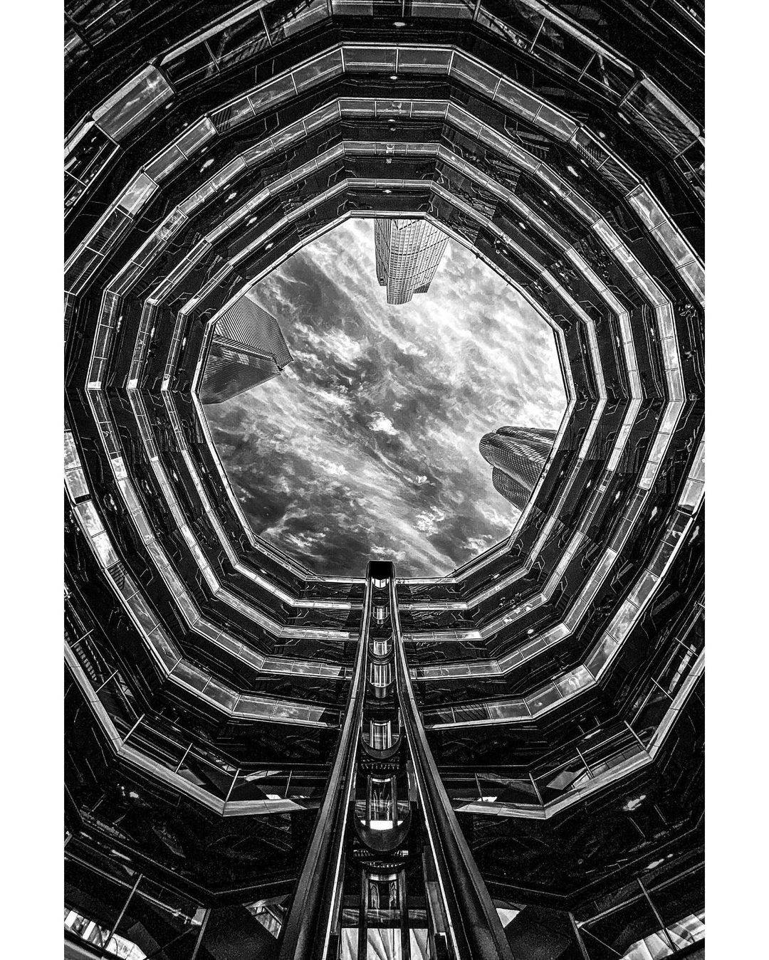 mr007のインスタグラム：「mr007collabo: Gwen’s Vantage Point ►  Photo by @gwendolina_wong, Edited by @mr007.」