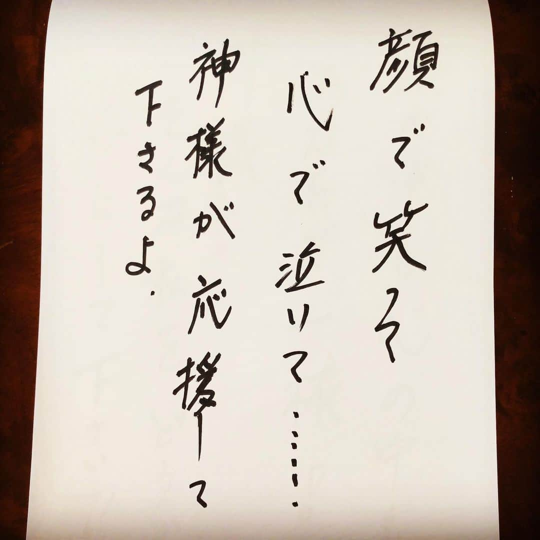 平愛梨さんのインスタグラム写真 - (平愛梨Instagram)「コメント欄600件という数字に「どうしたんだろう？」と思い開いてみると、、、 同じ思いをされた方がこんなにもたくさんいらっしゃることに驚きました‼︎ そして、先輩ママや私と歳が近いママがたくさんいらっしゃることにも驚きました‼︎ こんなにたくさんのママさん達が見てくれてるんですね‼︎ ありがとうございます🙇‍♀️ それぞれ皆さんの経験されたことや熱いメッセージにとても励まされました😭  たくさんのメッセージ読んでると、もっともっと大変でしんどい思いしてる方がたくさんいる! ほんとに、励まされました😭  身近に、こんなに気持ちを共有できる存在。 皆さんからのコメントを大事に読ませて頂きました♡  ありのままで🤝 頑張りましょうね💪⭐️ 写真は、まさかの‼︎ 帰ったはずの母からのメッセージ🤭 子供用にお絵描き帳を置いてってくれたんだと思い、「お絵かきしよっかー」と開いたら全てのページに母からの言葉が🤭‼︎ ほんとに、お母さんって強い。  母の言葉にも背中押されたけど、母は「もう私ではなくムコ殿(佑都さん)の言葉があなたには1番効くのね。そうじゃなきゃね！」と。  結婚する時、「私の手から離れあなた色に染めてって下さい」とお母さんがY10さんに言ってた意味。  今頃分かった😭 (気づくのに3年かかった😅) 母は強し。 きっと、母から見た私は、佑都さん色に染まっていたのだろうか🙄？ #コメント欄#分かち合えるって#すごい#強さ#もらえた#インスタやることを#すすめてくれた#夫#ありがとう#遠く離れた場所だけど#すぐそばにいてくれてる皆さん#ありがとうございます#お絵かき帳 が#愛のメッセージ#心折れそうになったら#開こうかな#とにかくありがとう」10月5日 19時41分 - harikiri_tairi