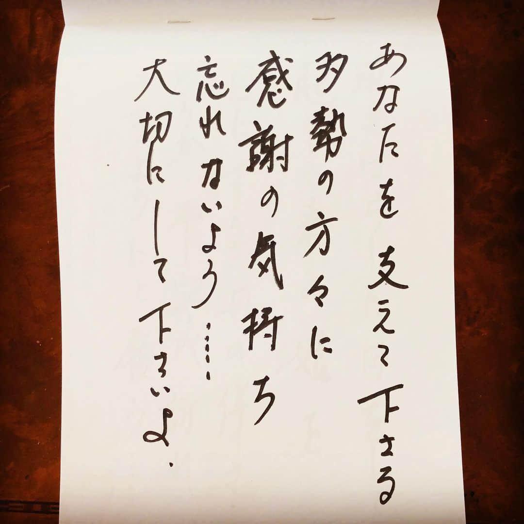 平愛梨さんのインスタグラム写真 - (平愛梨Instagram)「コメント欄600件という数字に「どうしたんだろう？」と思い開いてみると、、、 同じ思いをされた方がこんなにもたくさんいらっしゃることに驚きました‼︎ そして、先輩ママや私と歳が近いママがたくさんいらっしゃることにも驚きました‼︎ こんなにたくさんのママさん達が見てくれてるんですね‼︎ ありがとうございます🙇‍♀️ それぞれ皆さんの経験されたことや熱いメッセージにとても励まされました😭  たくさんのメッセージ読んでると、もっともっと大変でしんどい思いしてる方がたくさんいる! ほんとに、励まされました😭  身近に、こんなに気持ちを共有できる存在。 皆さんからのコメントを大事に読ませて頂きました♡  ありのままで🤝 頑張りましょうね💪⭐️ 写真は、まさかの‼︎ 帰ったはずの母からのメッセージ🤭 子供用にお絵描き帳を置いてってくれたんだと思い、「お絵かきしよっかー」と開いたら全てのページに母からの言葉が🤭‼︎ ほんとに、お母さんって強い。  母の言葉にも背中押されたけど、母は「もう私ではなくムコ殿(佑都さん)の言葉があなたには1番効くのね。そうじゃなきゃね！」と。  結婚する時、「私の手から離れあなた色に染めてって下さい」とお母さんがY10さんに言ってた意味。  今頃分かった😭 (気づくのに3年かかった😅) 母は強し。 きっと、母から見た私は、佑都さん色に染まっていたのだろうか🙄？ #コメント欄#分かち合えるって#すごい#強さ#もらえた#インスタやることを#すすめてくれた#夫#ありがとう#遠く離れた場所だけど#すぐそばにいてくれてる皆さん#ありがとうございます#お絵かき帳 が#愛のメッセージ#心折れそうになったら#開こうかな#とにかくありがとう」10月5日 19時41分 - harikiri_tairi