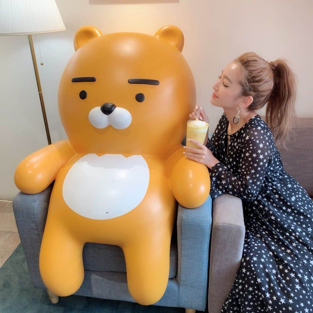 杉山佳那恵さんのインスタグラム写真 - (杉山佳那恵Instagram)「カカオフレンズでライアンと🧸❤️ 載せ忘れてたっ。 ・ このマンゴープリンのスムージー最高に美味しかった〜❤️ 全部が可愛すぎてやばいっ✨✨✨ ・ このワンピもめっちゃ人気で嬉しい〜( ˘ ³˘)❤️ @bloomin_official の星柄ワンピ⭐️ ・ ・ #korea#韓国#kakaofriends #fashion#bloomin#makeup#hairstyles#한국#팔로우#셀카#셀피#셀스타그램#훈스타그램#얼스타그램#메이크#메이크업#뷰스타그램#알라뷰」10月5日 19時50分 - kanaxxy_0421