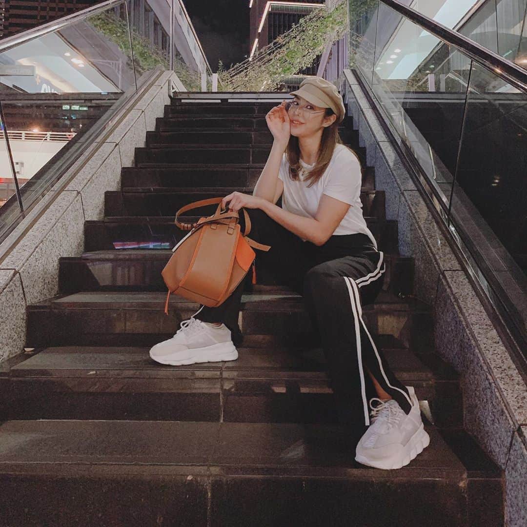 のインスタグラム：「たまには私服のせる💕 シンプルが格好が好き✨  #ootd #loewe #versace #ragandbone #fashion #autumn #autumnfashion #versaceshoes #happy #instagood #weekend #todaycode」