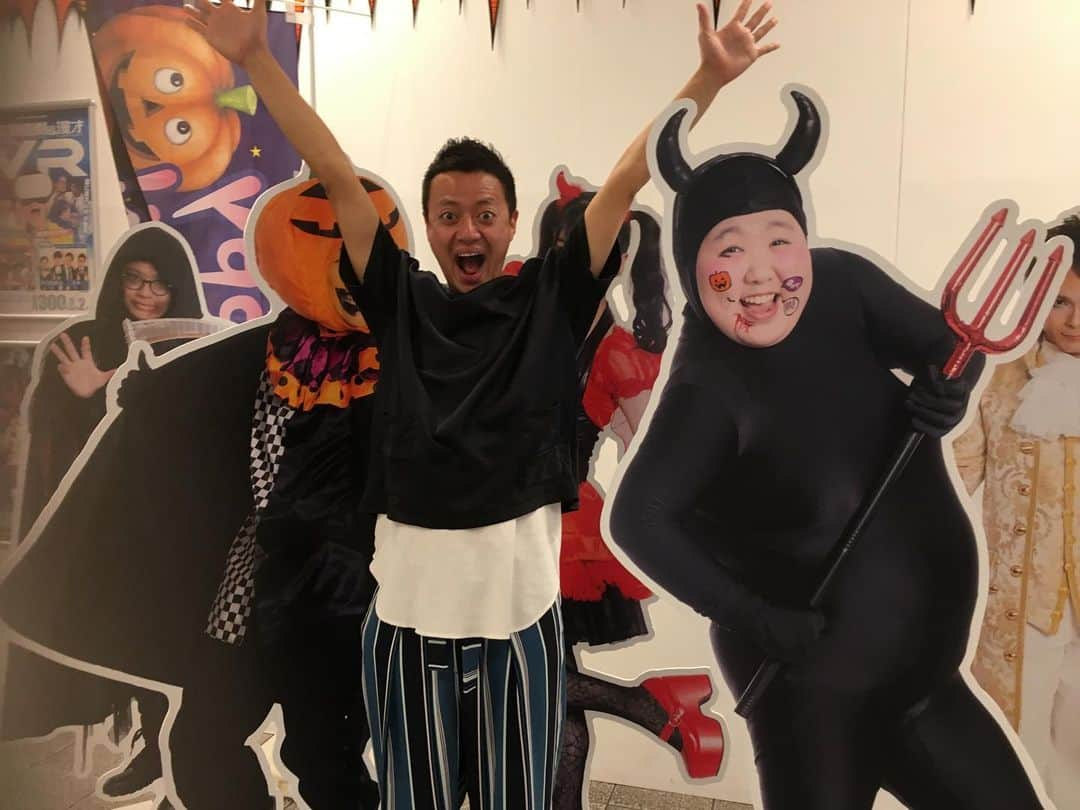 佐藤太一郎さんのインスタグラム写真 - (佐藤太一郎Instagram)「ハッピーハロウィン！ なんで俺だけ一人やねん！！ #吉田裕 #もじゃ吉田 #松浦景子」10月5日 11時00分 - satotaichiro_shinkigeki