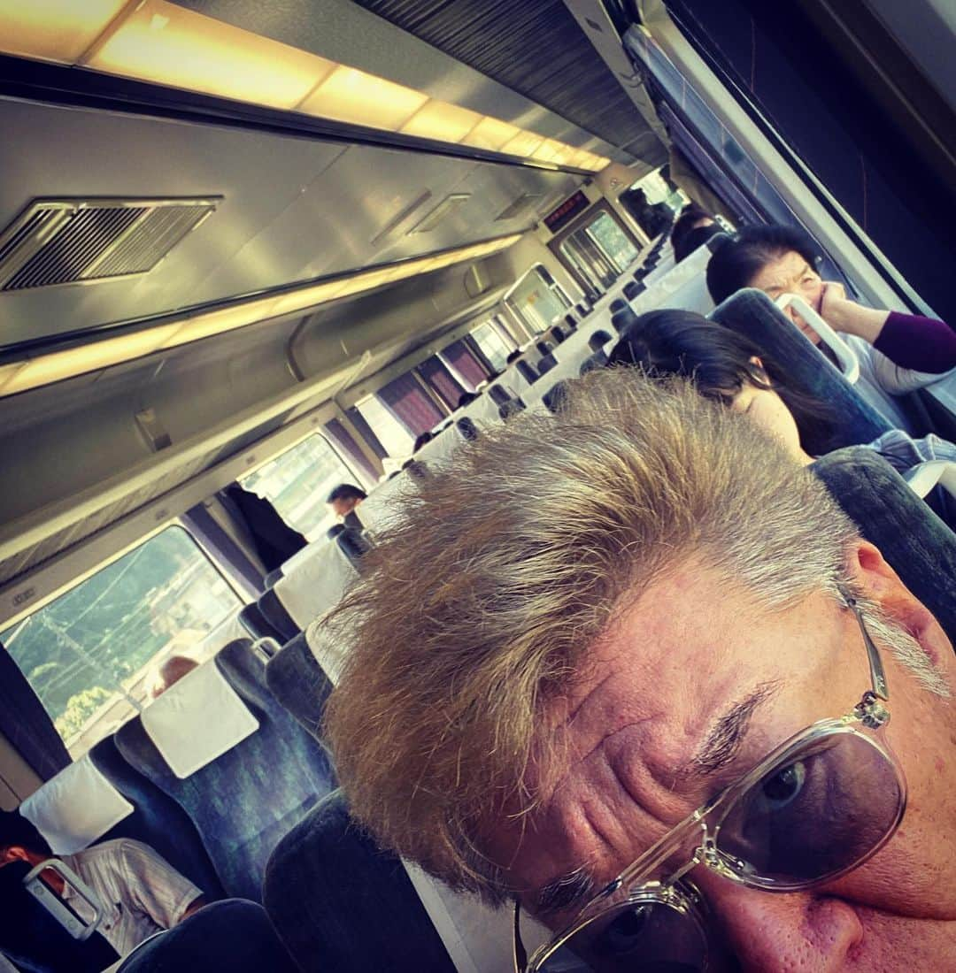 小沢仁志さんのインスタグラム写真 - (小沢仁志Instagram)「四万十から、電車で松山へ移動❗️ こういう旅大好き❗️ ちなみに本日 TBS  変装かくれんぼ 〜ハイドアンドシーク〜 20時〜21:51放送❗️ と まだ観てない人は 今日からNHK総合 で 大富豪同心 18:05〜18:45 10月は毎週土曜放送❗️ 両方ともごひいきに❗️笑」10月5日 10時55分 - ozawa_hitoshi