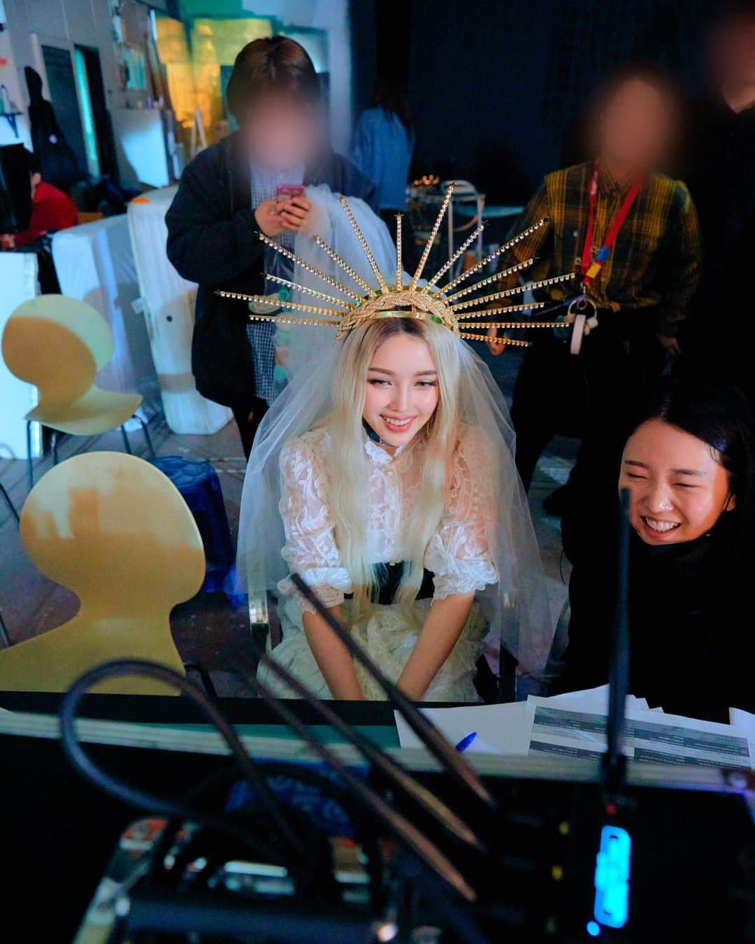 のインスタグラム：「. . Behind the scenes 나 행복해 보이네!🦋 . #MACPonyPark @MACCosmetics」