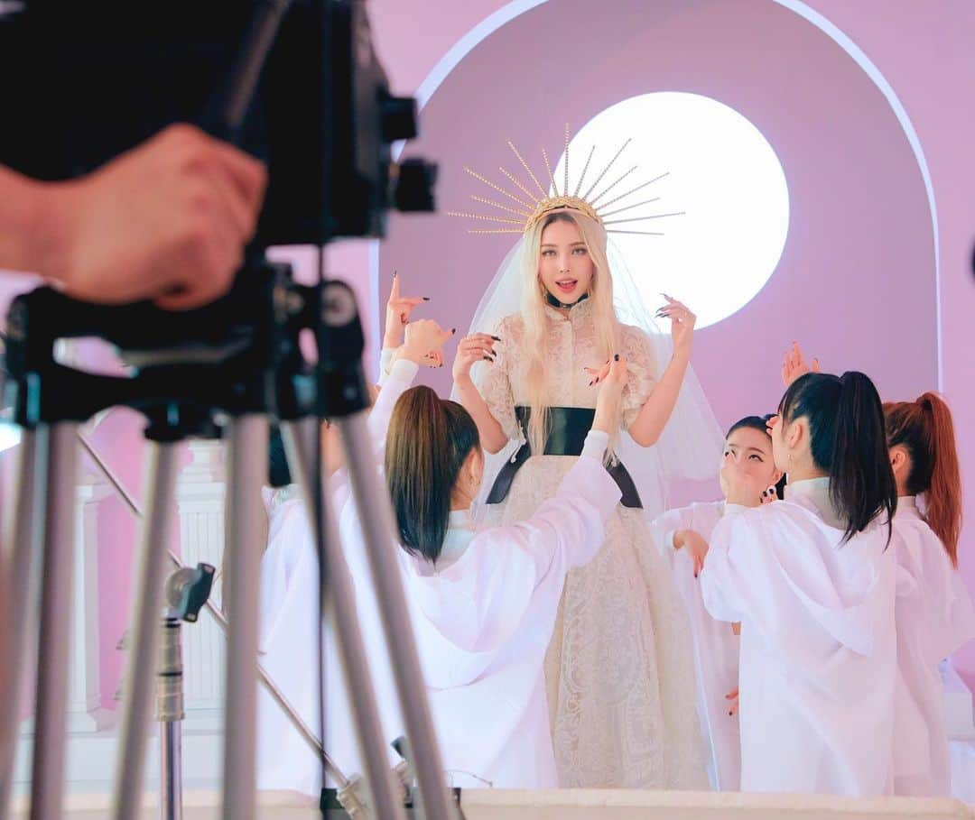 のインスタグラム：「. . Behind the scenes 🌸 . #MACPonyPark @MACCosmetics」