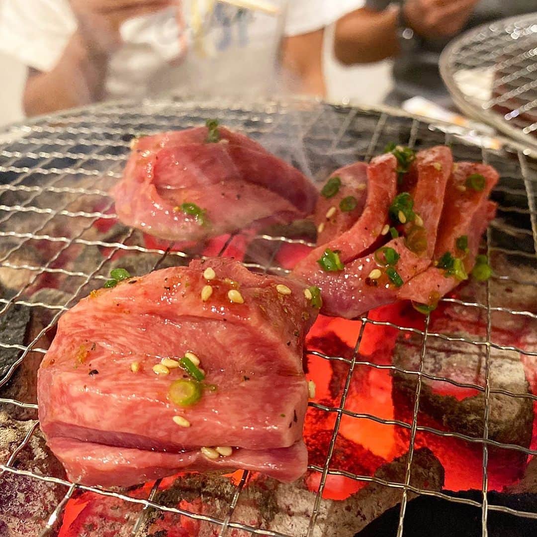 Mika Jimboさんのインスタグラム写真 - (Mika JimboInstagram)「念願のヒロミヤレポート💁🏾‍♀️❤️. . 今じゃ3年待ちのヒロミヤ本店に初来訪🦖. . メニューはコースの一択で、飲み放題込みで¥6500(税込)というコスパ💯. . わたしはお酒飲まないからもったいないけど、お酒飲む人からしたらすごいコスパだよね〜🍻. . 肉の事前情報は聞いてたけど、店の作りに衝撃を受けた🔥作り途中？作業台？みたいなところで食べる焼肉は逆に面白くてテンションあげー😭😊😂. . . 六人で行ったから肉の量も魅せかたもアガル🔥🔥ぜひ大人数で行くことをお勧めする🥺❤️. . 肝心のお味は、、、イイですね💯. . わたしの好きな厚切り系だし、タンはぷりんぷりんだし❤️. . 出し方とか雑さがエンターテイメントなんだなって思える不思議なお店🤔美味しいお肉を気兼ねなく雑に食べるっていう感じで友達とワイワイ系だね🙆🏼‍♀️❤️. . . 帰りに予約を聞かれてついつい予約しちゃったけど最短で2022年の4月…。 初めてこんな先の予約したよね🤔. . . ってなわけで大満足、お腹いっぱい、また行きたいけどまじ遠いヒロミヤですた😭. . 3年後6名で予約してるから誰か一緒にに行こう😭. . #焼肉ババア #焼肉遠征 #ヒロミヤ#焼肉ヒロミヤ #肉しか信じない #3年待ちの焼肉店 #food#foodie#食べログ#歩く食べログ#焼肉プロ #東京のうまいメシシリーズ」10月5日 11時22分 - mikajimbox