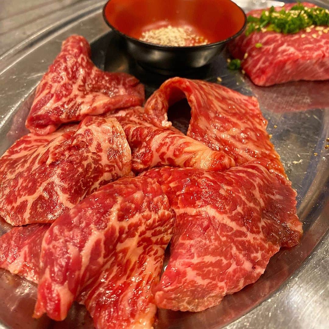 Mika Jimboさんのインスタグラム写真 - (Mika JimboInstagram)「念願のヒロミヤレポート💁🏾‍♀️❤️. . 今じゃ3年待ちのヒロミヤ本店に初来訪🦖. . メニューはコースの一択で、飲み放題込みで¥6500(税込)というコスパ💯. . わたしはお酒飲まないからもったいないけど、お酒飲む人からしたらすごいコスパだよね〜🍻. . 肉の事前情報は聞いてたけど、店の作りに衝撃を受けた🔥作り途中？作業台？みたいなところで食べる焼肉は逆に面白くてテンションあげー😭😊😂. . . 六人で行ったから肉の量も魅せかたもアガル🔥🔥ぜひ大人数で行くことをお勧めする🥺❤️. . 肝心のお味は、、、イイですね💯. . わたしの好きな厚切り系だし、タンはぷりんぷりんだし❤️. . 出し方とか雑さがエンターテイメントなんだなって思える不思議なお店🤔美味しいお肉を気兼ねなく雑に食べるっていう感じで友達とワイワイ系だね🙆🏼‍♀️❤️. . . 帰りに予約を聞かれてついつい予約しちゃったけど最短で2022年の4月…。 初めてこんな先の予約したよね🤔. . . ってなわけで大満足、お腹いっぱい、また行きたいけどまじ遠いヒロミヤですた😭. . 3年後6名で予約してるから誰か一緒にに行こう😭. . #焼肉ババア #焼肉遠征 #ヒロミヤ#焼肉ヒロミヤ #肉しか信じない #3年待ちの焼肉店 #food#foodie#食べログ#歩く食べログ#焼肉プロ #東京のうまいメシシリーズ」10月5日 11時22分 - mikajimbox