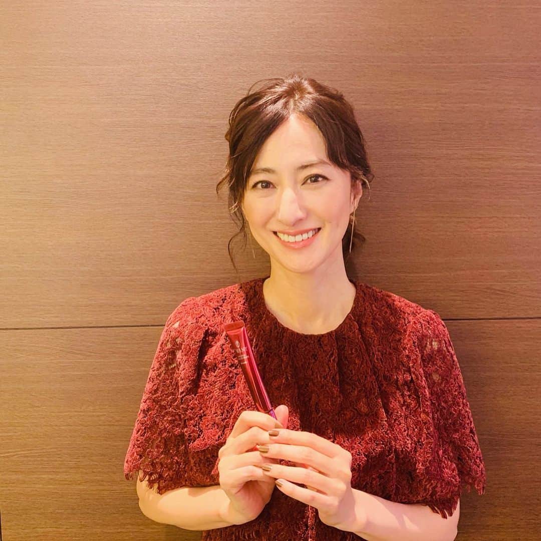 前田ゆかのインスタグラム：「昨日は 美ST×TWANY スペシャルイベントが開催されました。  #トワニーリンクルコンセントレート  シワ改善美容液の発売を記念して 一足先に一ヶ月朝晩試させていただきその変化をお伝えさせてもらいました！  出来てしまった深いシワに効く濃密でなめらかな美容液です✨✨✨ 使えば使うほど手応えを感じ気になっていた眉間のしわに塗りこむこと1週間、しわがうすくなりだし10日あたりからすっかり目立たなくなるという満足度✨  気になるしわをくい止め出来そうなしわを作らせない。シワだけでなくハリをも戻るのも早かったです。 お手入れしたことで思いっきりしわを気にせずに笑えます✨ 10月16日発売 ご期待ください！  読者のみなさん、美魔女みなさん 会場は華やかで美しいかたが多かったです✨ 7年誌面でお世話になっているトワニー 誘導美容液。とりあえず塗る時短美容で乾燥させない、潤いを逃がさない、子供達が小さかったときから本当に助けられました。  #美ST#TWANY#リンクルコンセントレート#しわ改善美容液#カネボウ #TWANY美STスペシャルイベント19aw#誘導美容液 #前田ゆか」