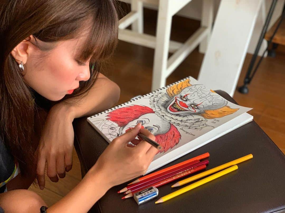 のインスタグラム：「お嬢さんお絵描き中♫ #娘 #daughter  #イット #ペニーワイズ」