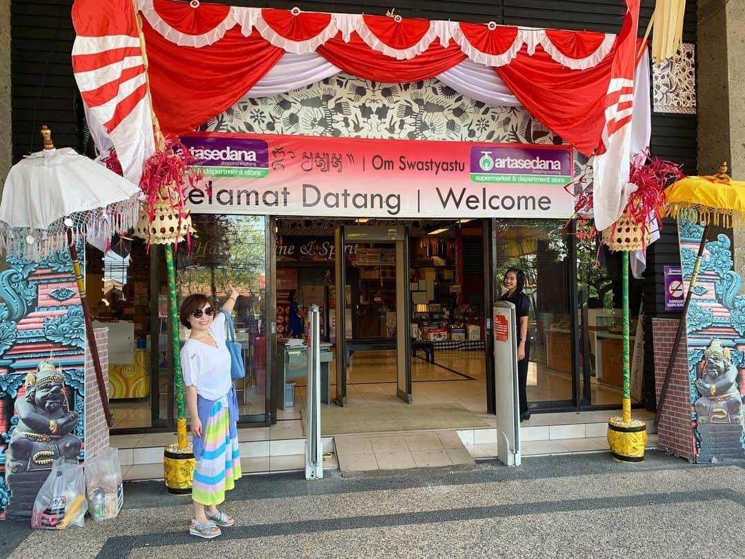 Karinのインスタグラム：「バリ島〜Vol.10〜 スーパーマーケット🛍  #バリ #bali #インドネシア #indonesia #シンガー #シンガーソングライター #音楽 #音楽好きな人と繋がりたい #ライブ #写真 #photo #music #ilovemusic #livemusicphotography #musicgram #karin #singer #singersongwriter #撮影 #shooting #観光 #sightseeing #スーパーマーケット」