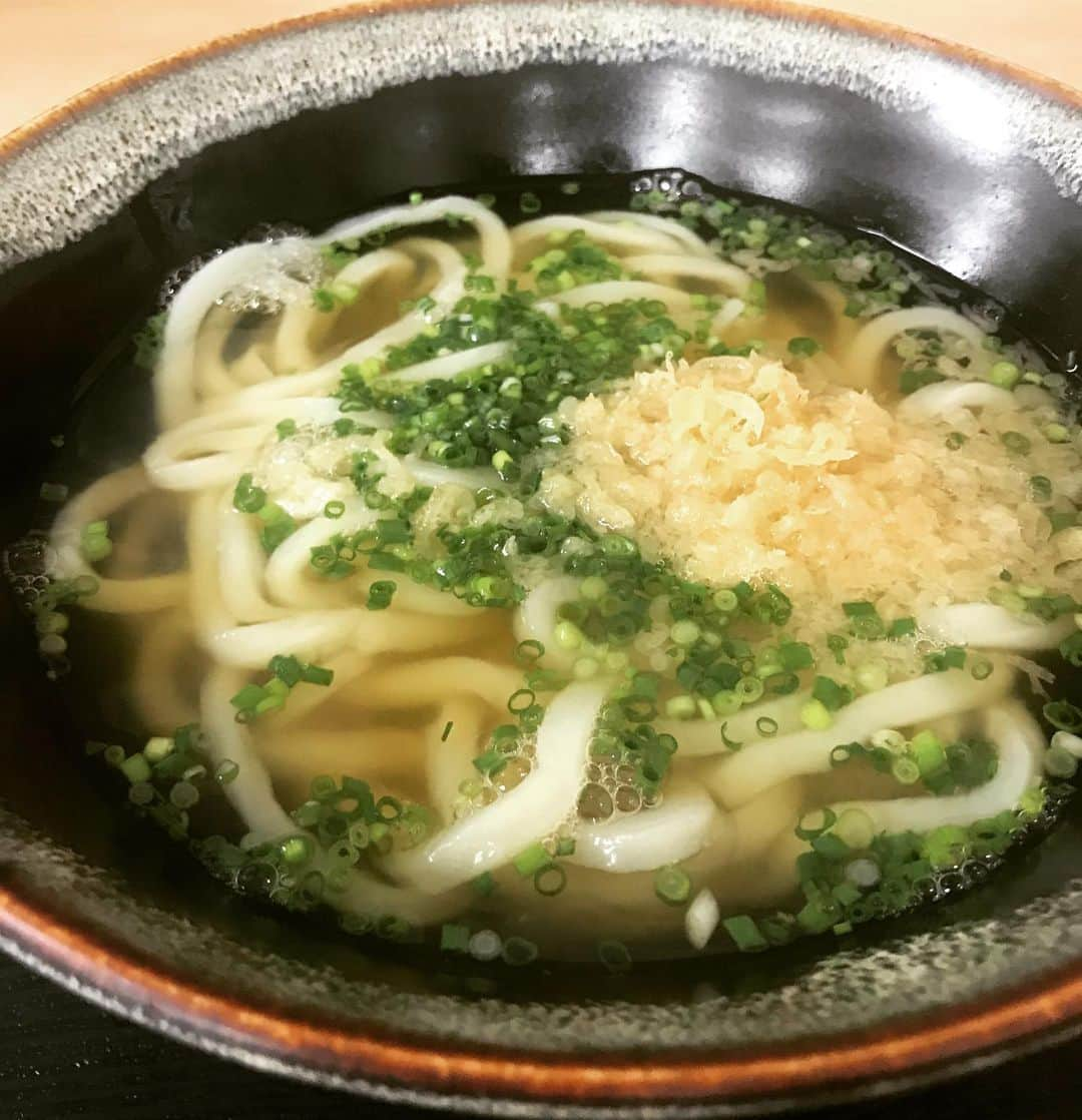 桜井誠さんのインスタグラム写真 - (桜井誠Instagram)「今日の麺活 くうかいのうどん 徳山駅前 地元の人気店でかけのあつあつとカレーのひやあつを麺少なめで。 少し甘めのかけだしが優しく香るかけうどんは、麺がもっちり。喉越しも良く、するりと完食。 お次のカレーは、柔らかく煮込まれた牛がゴロゴロと入ったお値打ち品。 濃厚なカレーが、冷えて引き締まった麺に絡む絡む。お米も恋しくなりながら、一気に完食。 大変美味しく頂きました！ さて、これから鹿児島へ。明日はサツマニアンヘス！ #麺活 #うどん #カレー」10月5日 11時45分 - m_sakurai_da