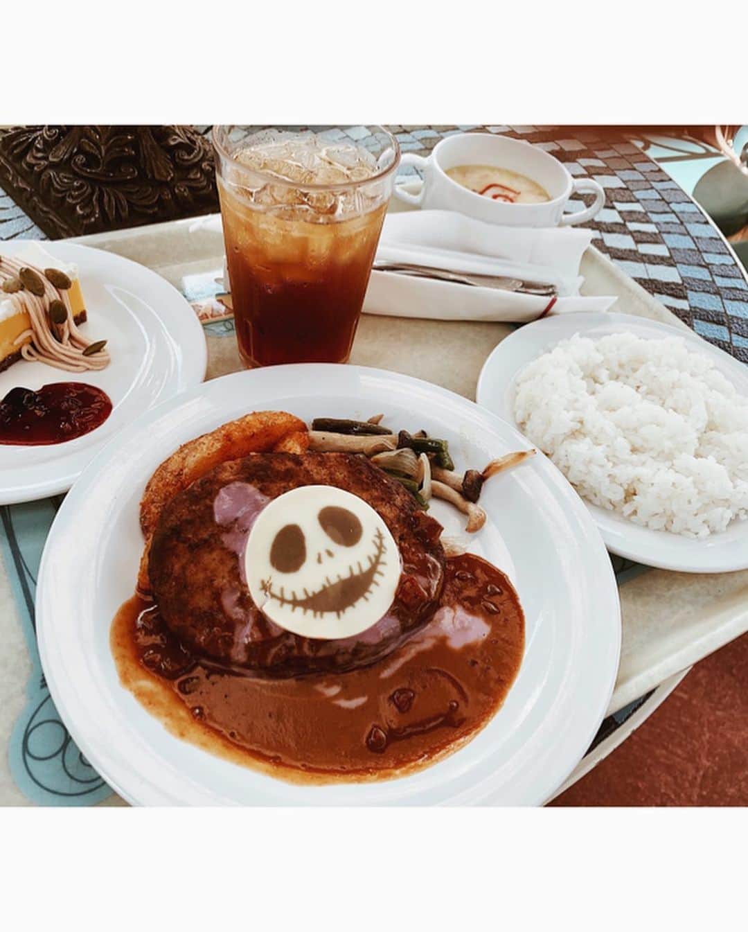 舞雛かのんさんのインスタグラム写真 - (舞雛かのんInstagram)「🌞💕 今日もいい天気. この日も太陽が眩しかったな. . 2枚目と3枚目は、先日ランドで食べた可愛い食べ物‪‪❤︎‬. . #いい天気 #tokyodisneyland  #可愛い食べ物」10月5日 11時47分 - mizho_601